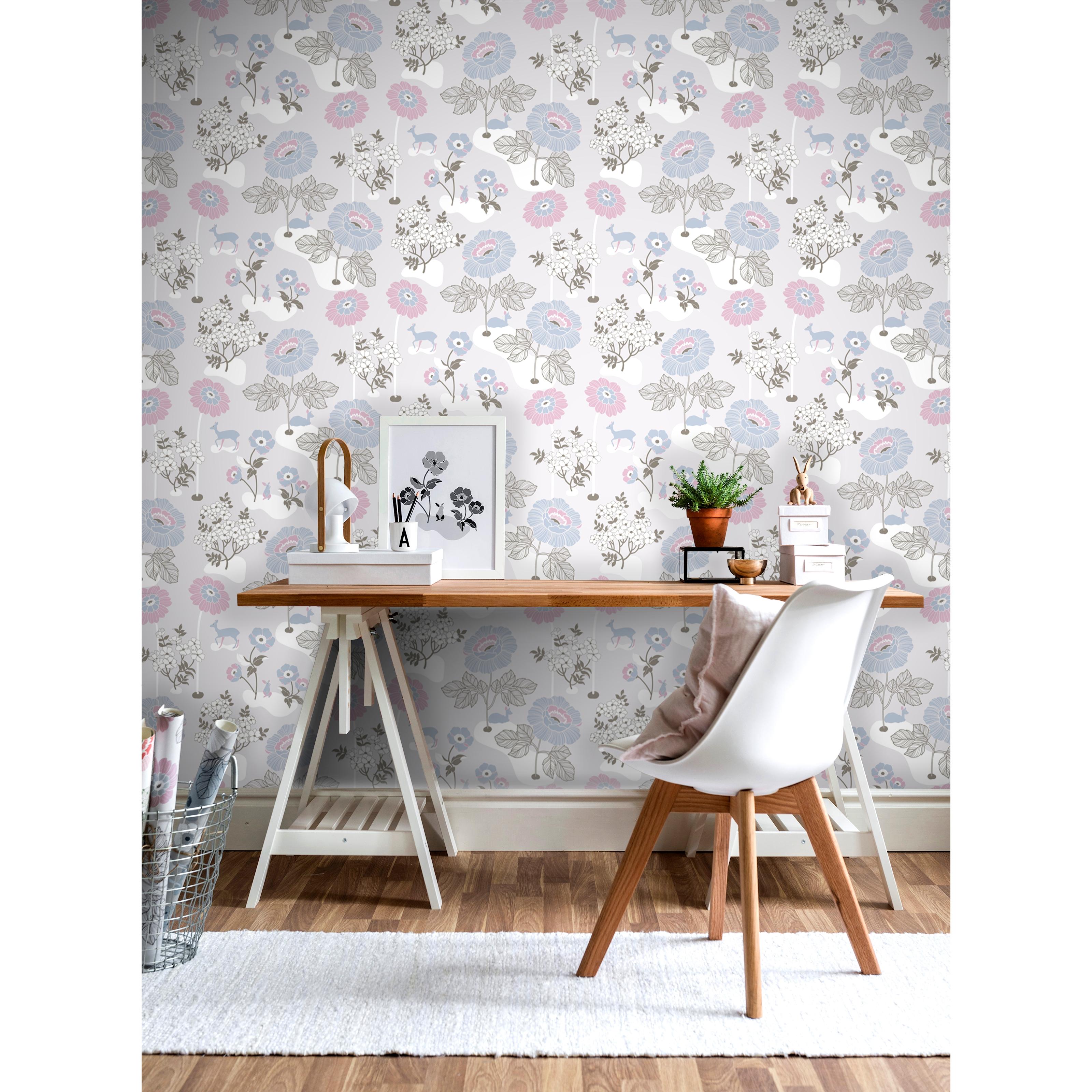 Blomsteräng, ljusgrå tapet från duro med blommigt mönster i rosa, grå och blå. Från kollektionen Duro 1900. Nonwoven-material med förskjuten mönsterpassning.