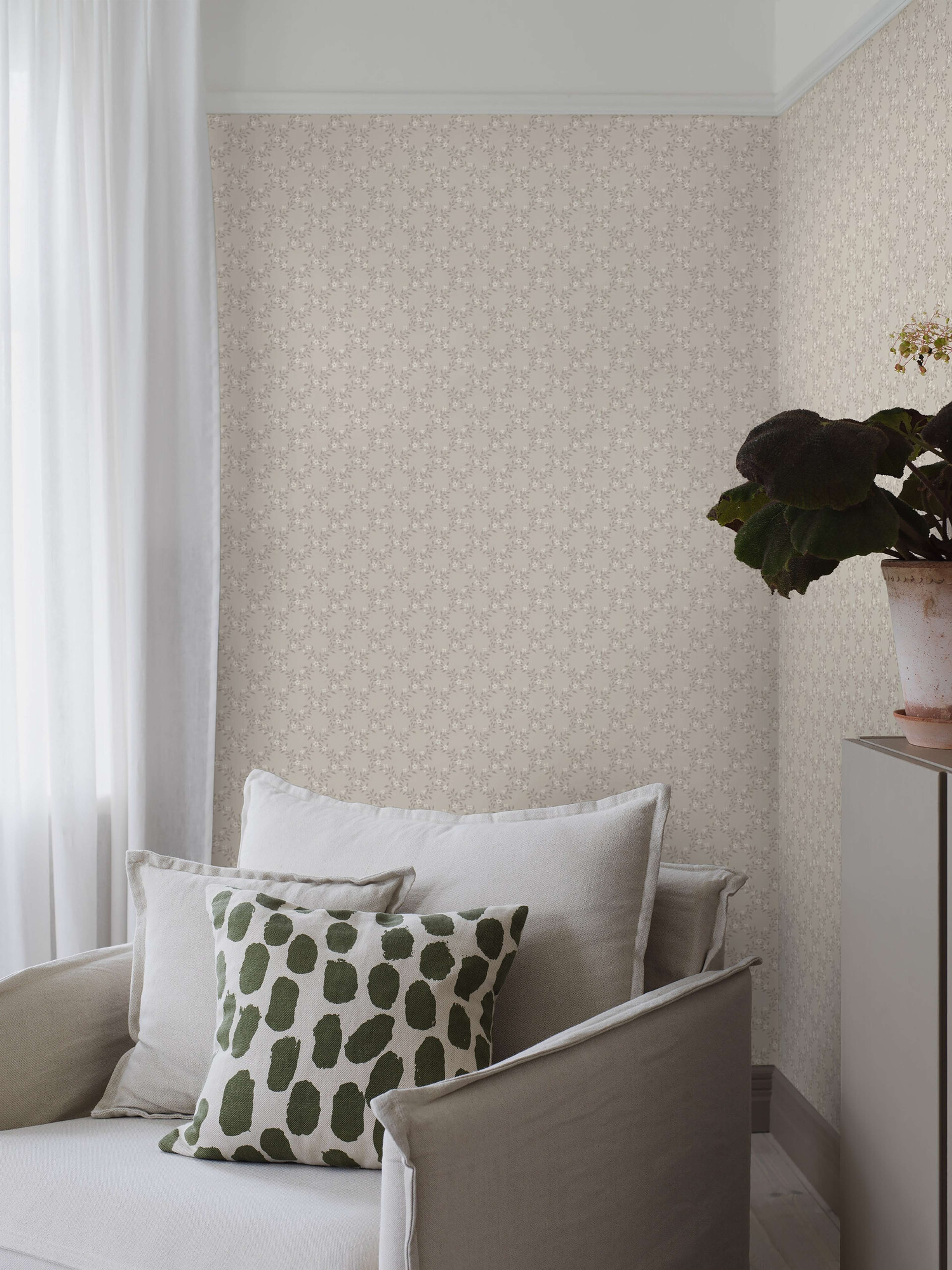 Sommarslöja tapet med trellis mönster i grå och beige. Från kollektionen timeless traditions. Nonwoven-material med rak passning.