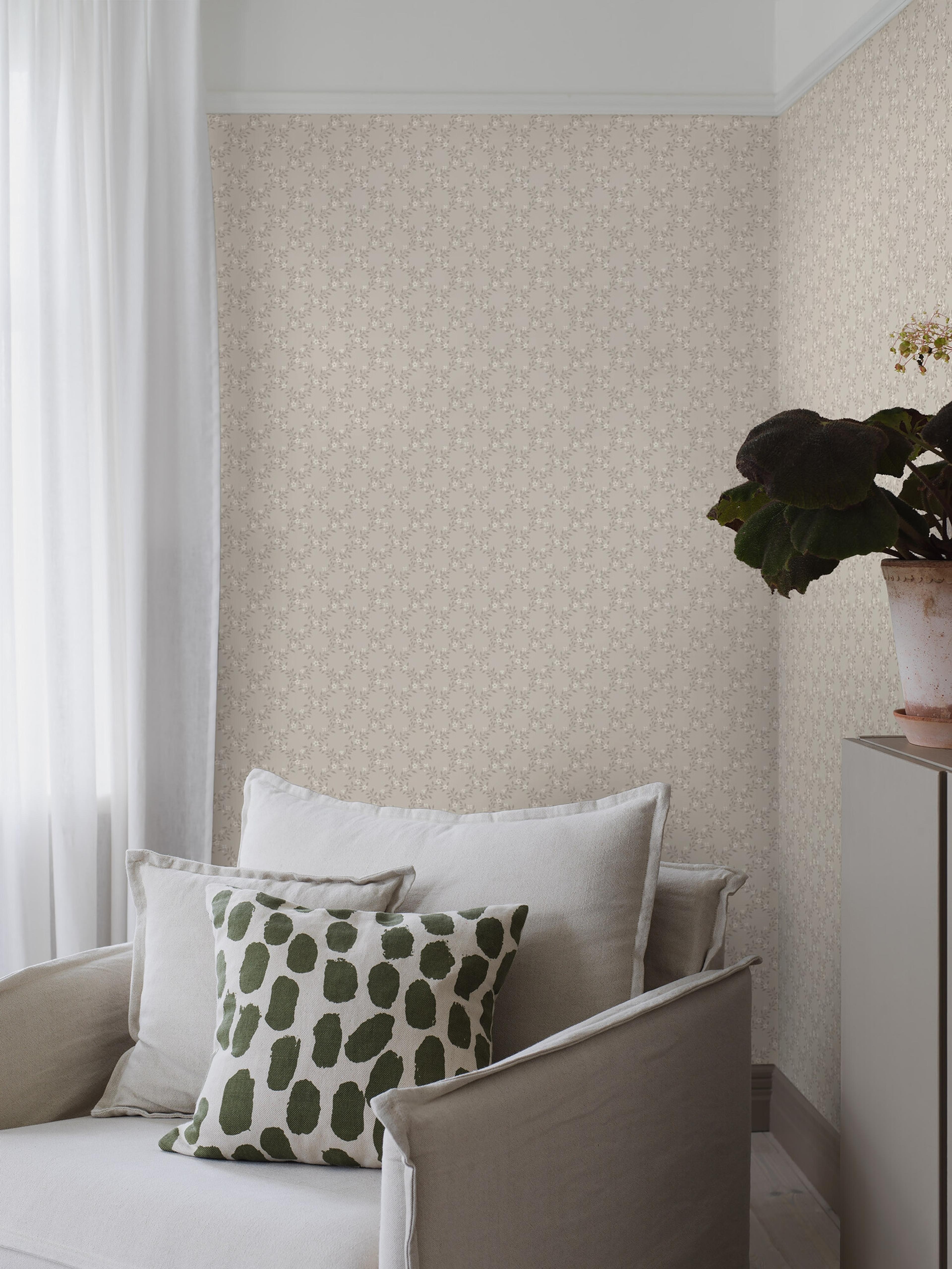 Sommarslöja tapet med trellis mönster i grå och beige. Från kollektionen timeless traditions. Nonwoven-material med rak passning.