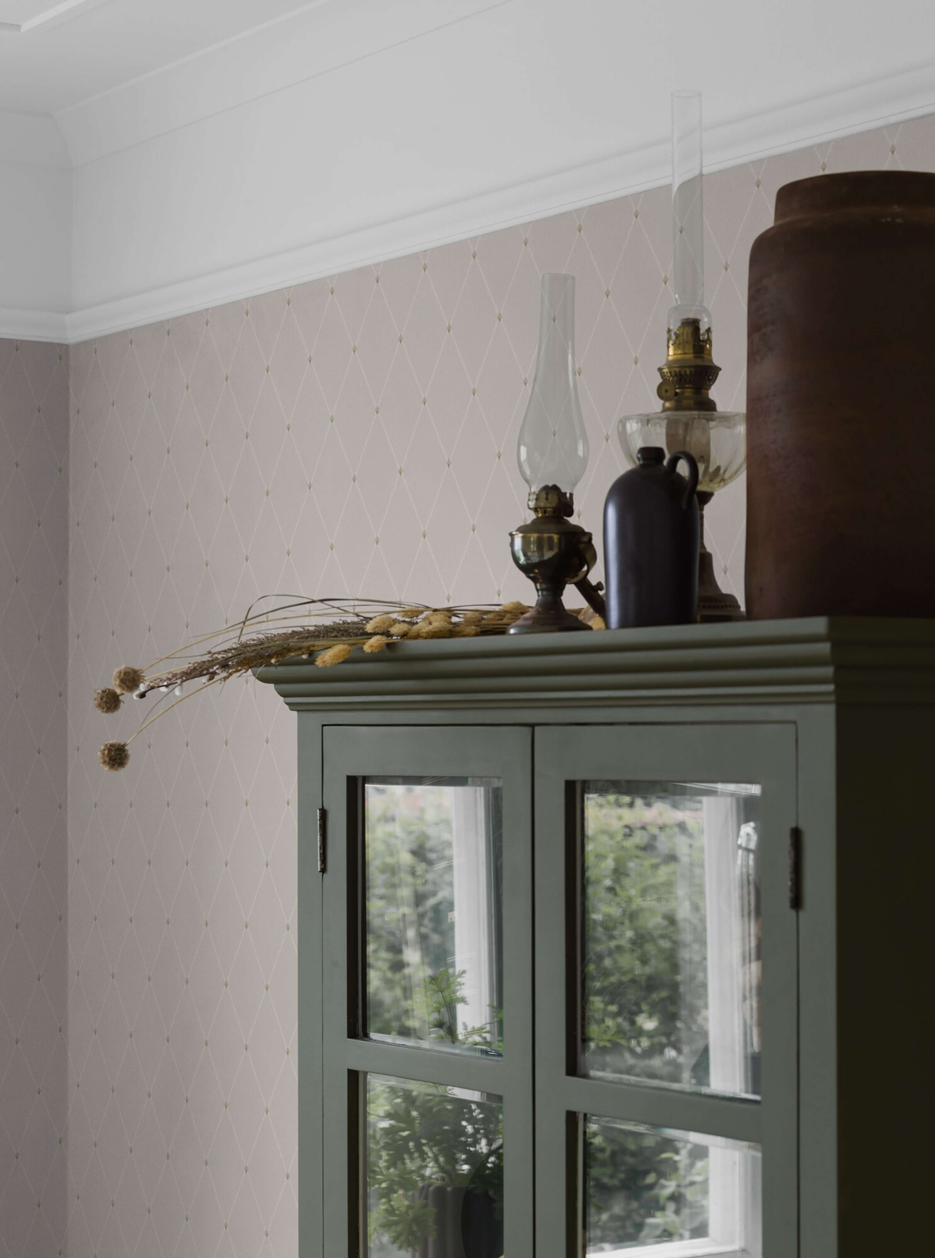 Fredrik tapet med trellis mönster i vit och beige. Från kollektionen timeless traditions. Nonwoven-material med rak passning.