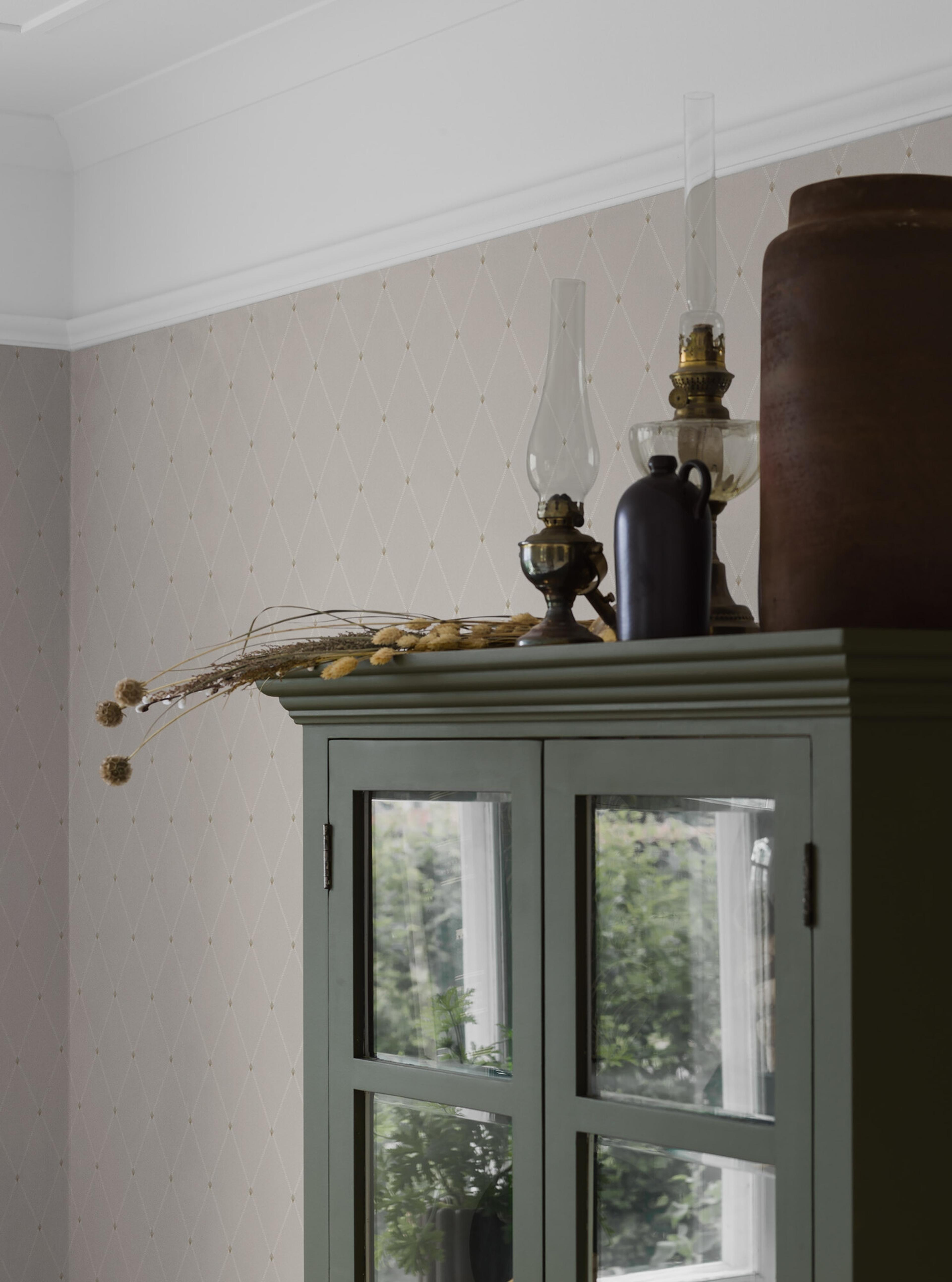 Fredrik tapet med trellis mönster i vit och beige. Från kollektionen timeless traditions. Nonwoven-material med rak passning.