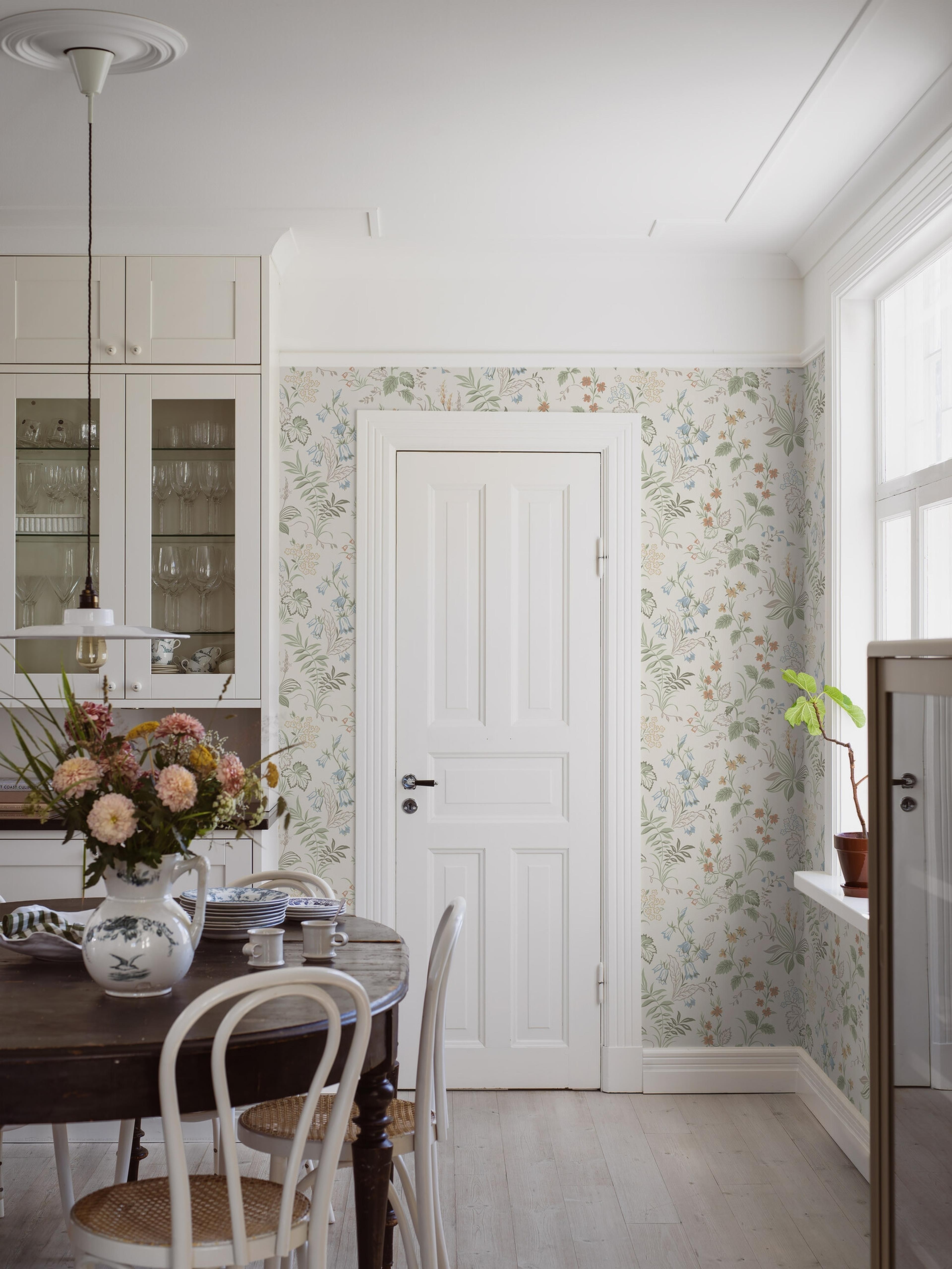 Folklore tapet med blommigt mönster i beige. Från kollektionen timeless traditions. Nonwoven-material med förskjuten passning.