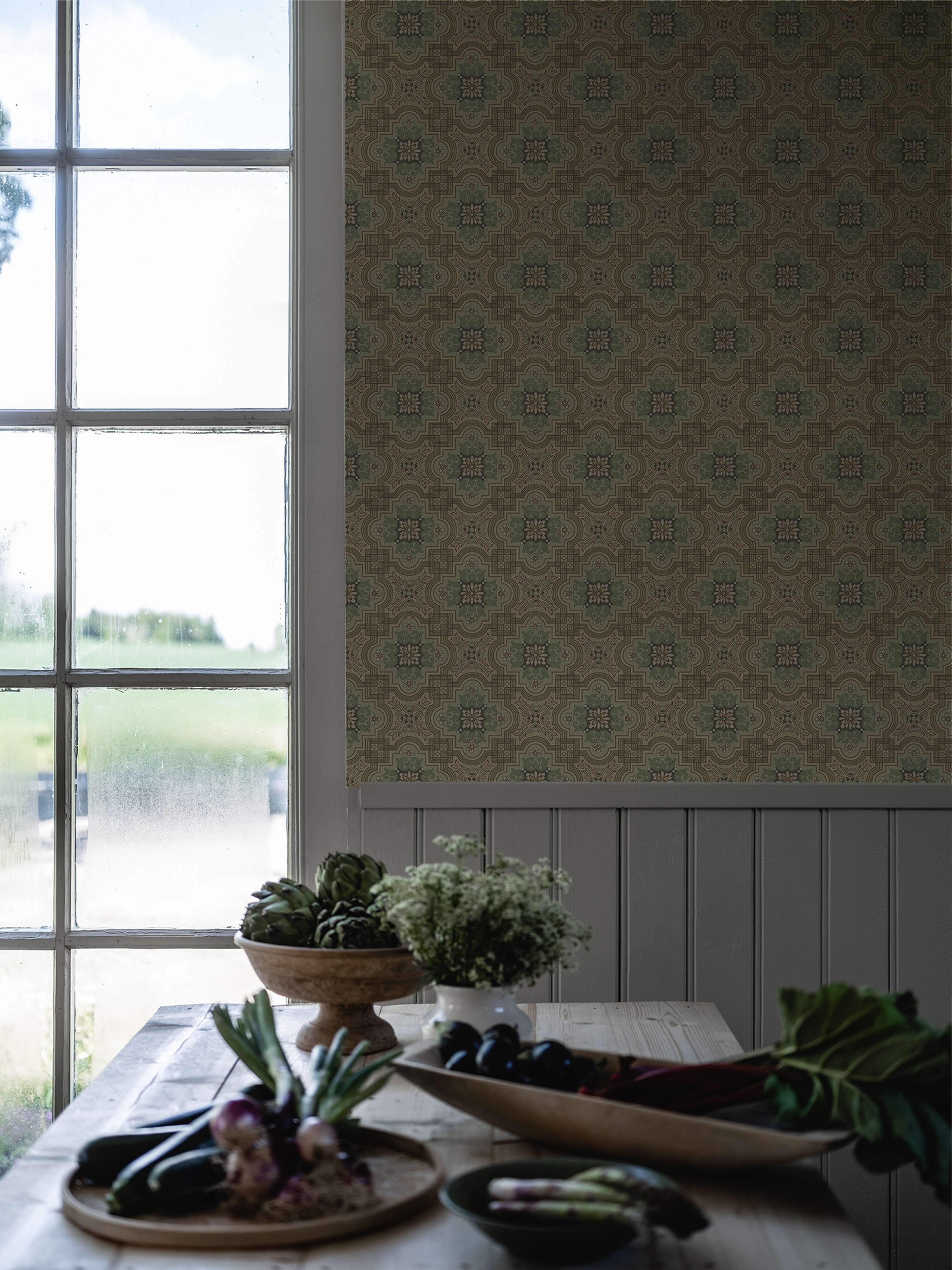Alnön Beige tapet med geometriskt mönster i beige. Från kollektionen Gammalsvenska klassiker 1850–1950. Nonwoven-material med rak passning. Country, city-stil. Passar i vardagsrum och matsal.