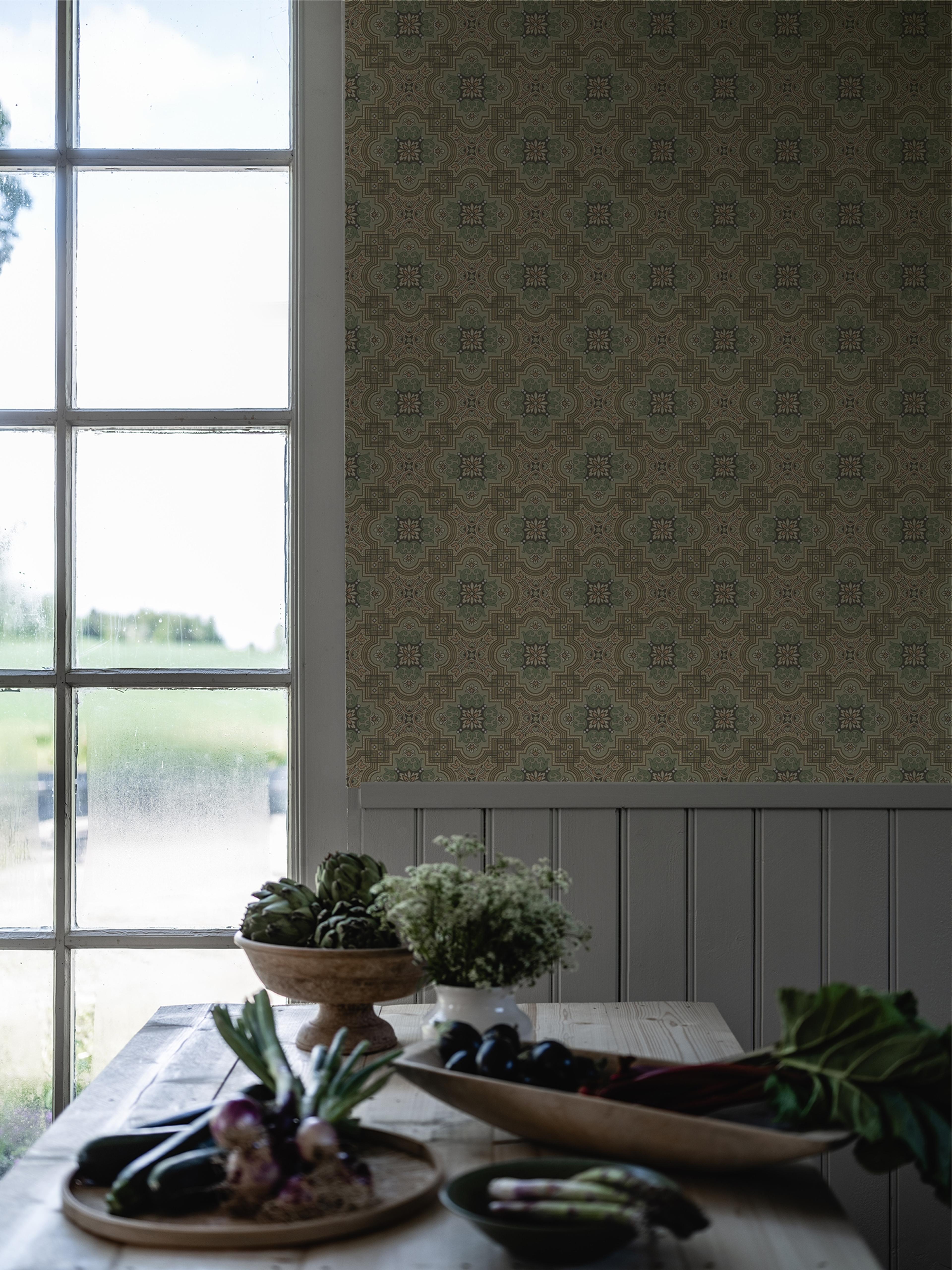 Alnön Beige tapet med geometriskt mönster i beige. Från kollektionen Gammalsvenska klassiker 1850–1950. Nonwoven-material med rak passning. Country, city-stil. Passar i vardagsrum och matsal.