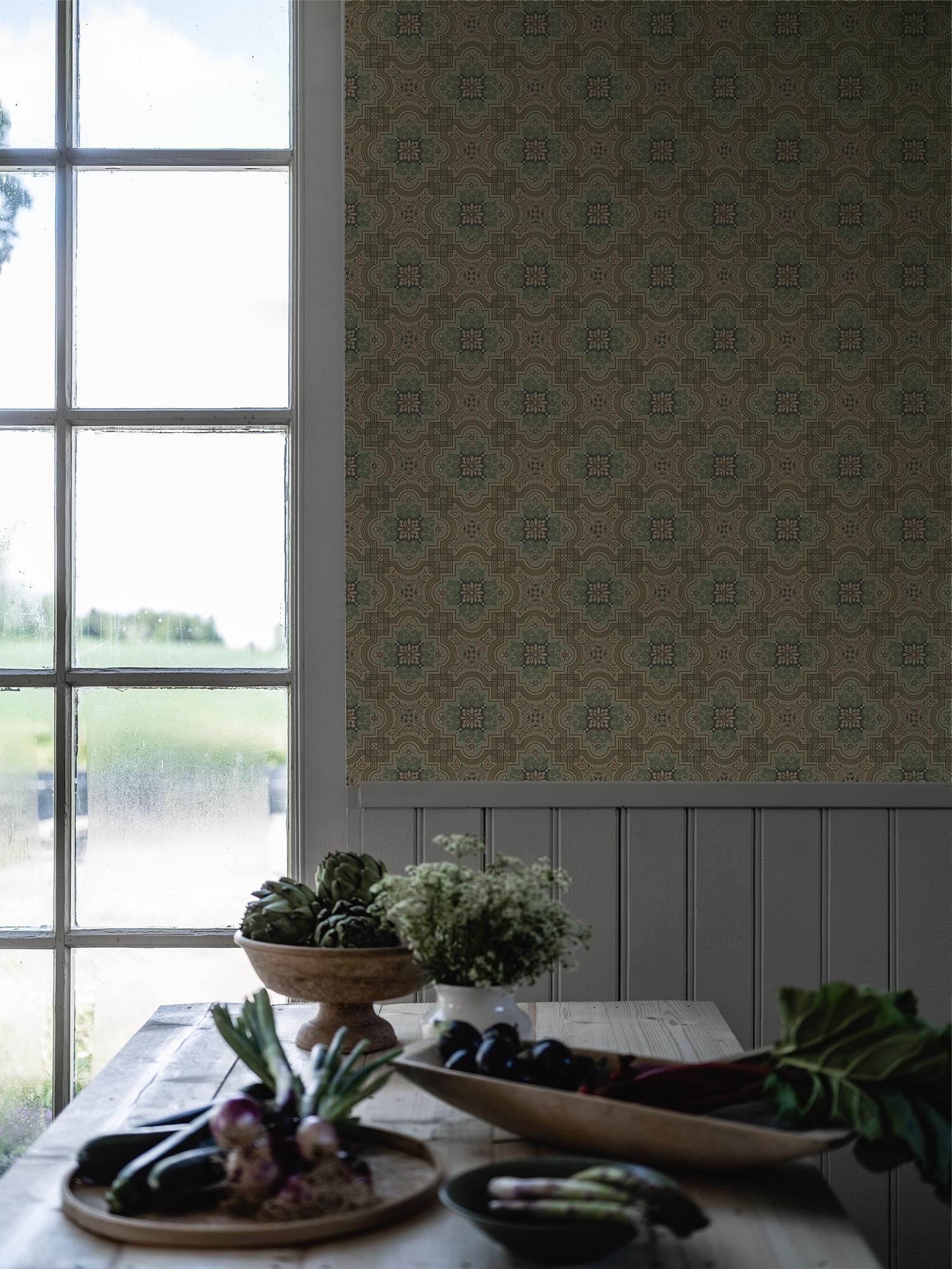Alnön Beige tapet med geometriskt mönster i beige. Från kollektionen Gammalsvenska klassiker 1850–1950. Nonwoven-material med rak passning. Country, city-stil. Passar i vardagsrum och matsal.