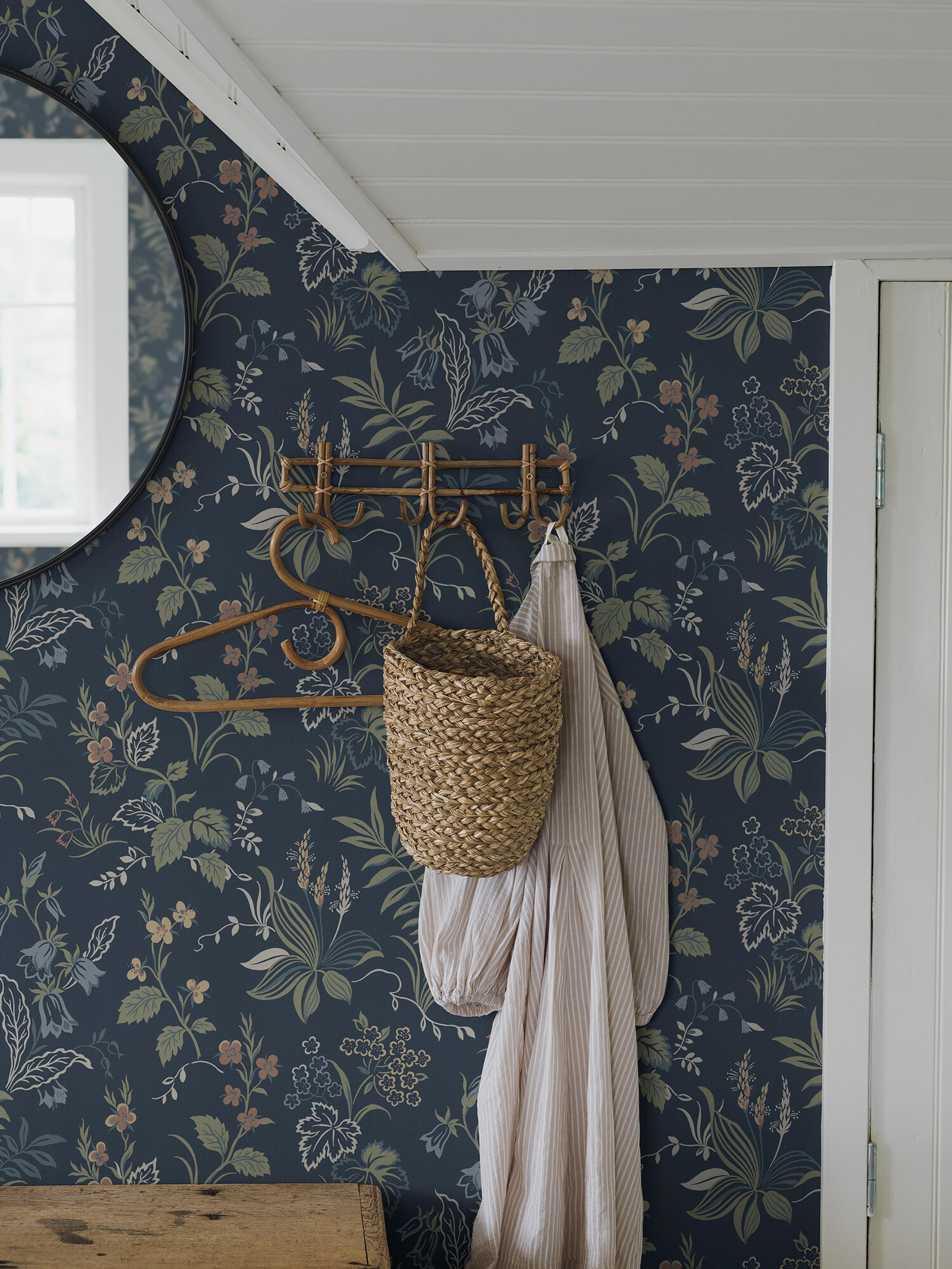 Folklore tapet med blommigt mönster i blå. Från kollektionen timeless traditions. Nonwoven-material med förskjuten passning. Country-stil.
