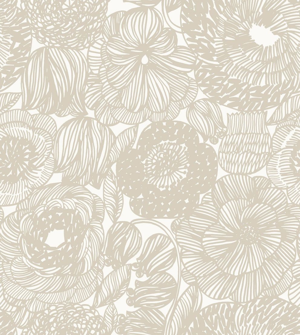 Kurjenpolvi tapet med blommigt mönster i beige. Från kollektionen Marimekko 6. Nonwoven-material med rak passning.