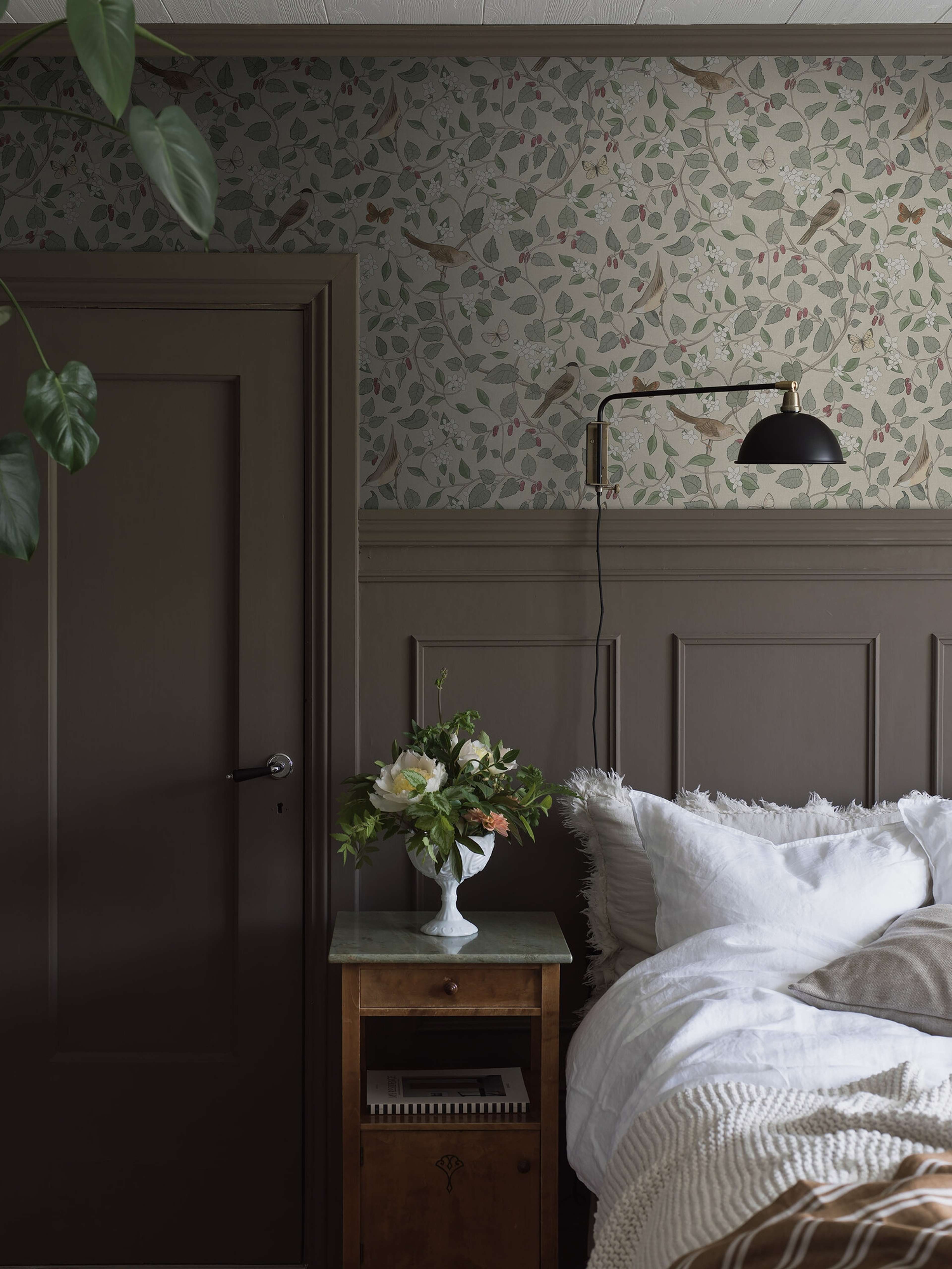 Sångfåglar tapet med djur, botaniskt, blommigt mönster i beige. Från kollektionen specialeditionflowery. Nonwoven-material med förskjuten passning.