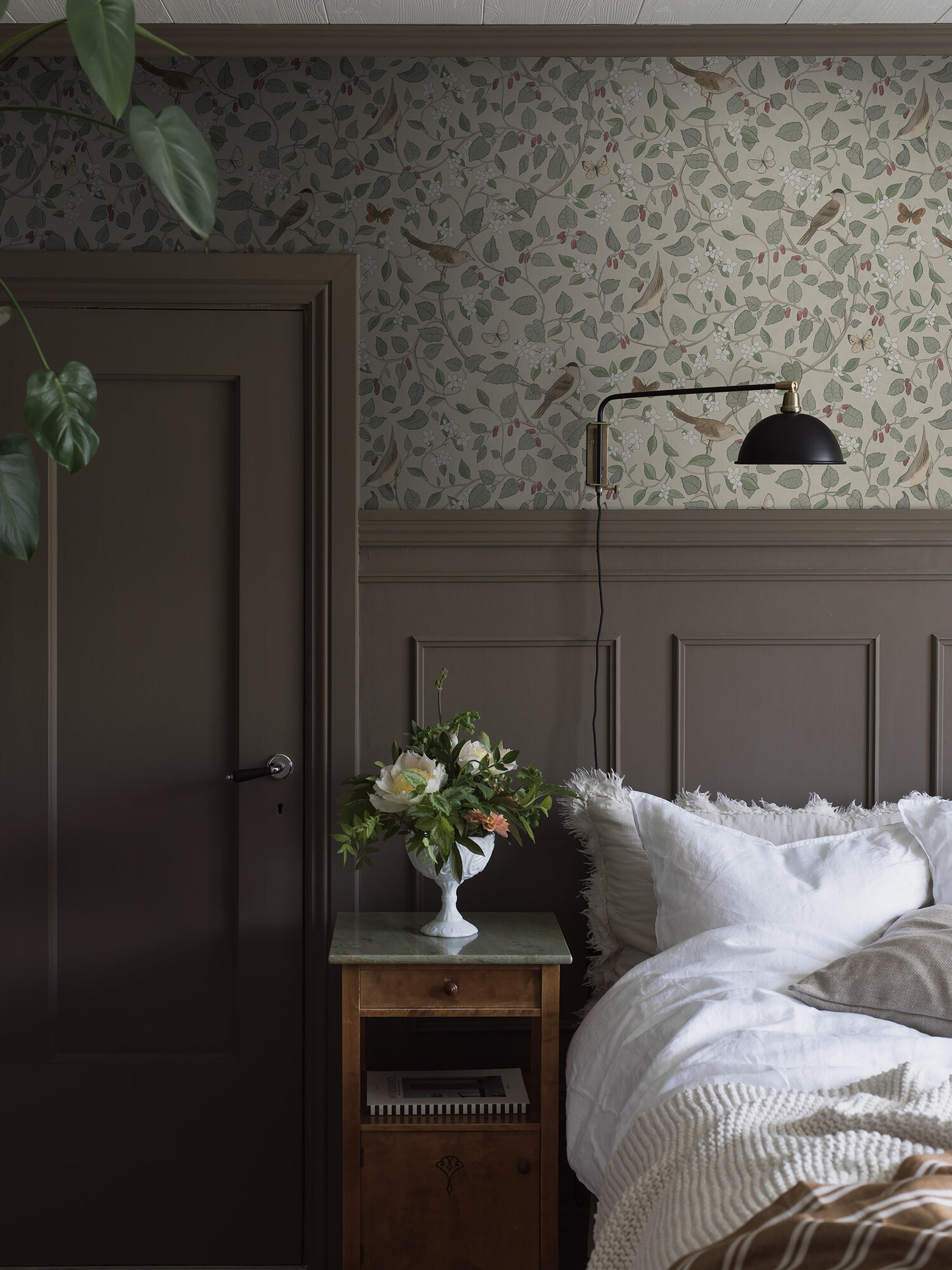 Sångfåglar tapet med djur, botaniskt, blommigt mönster i beige. Från kollektionen specialeditionflowery. Nonwoven-material med förskjuten passning.