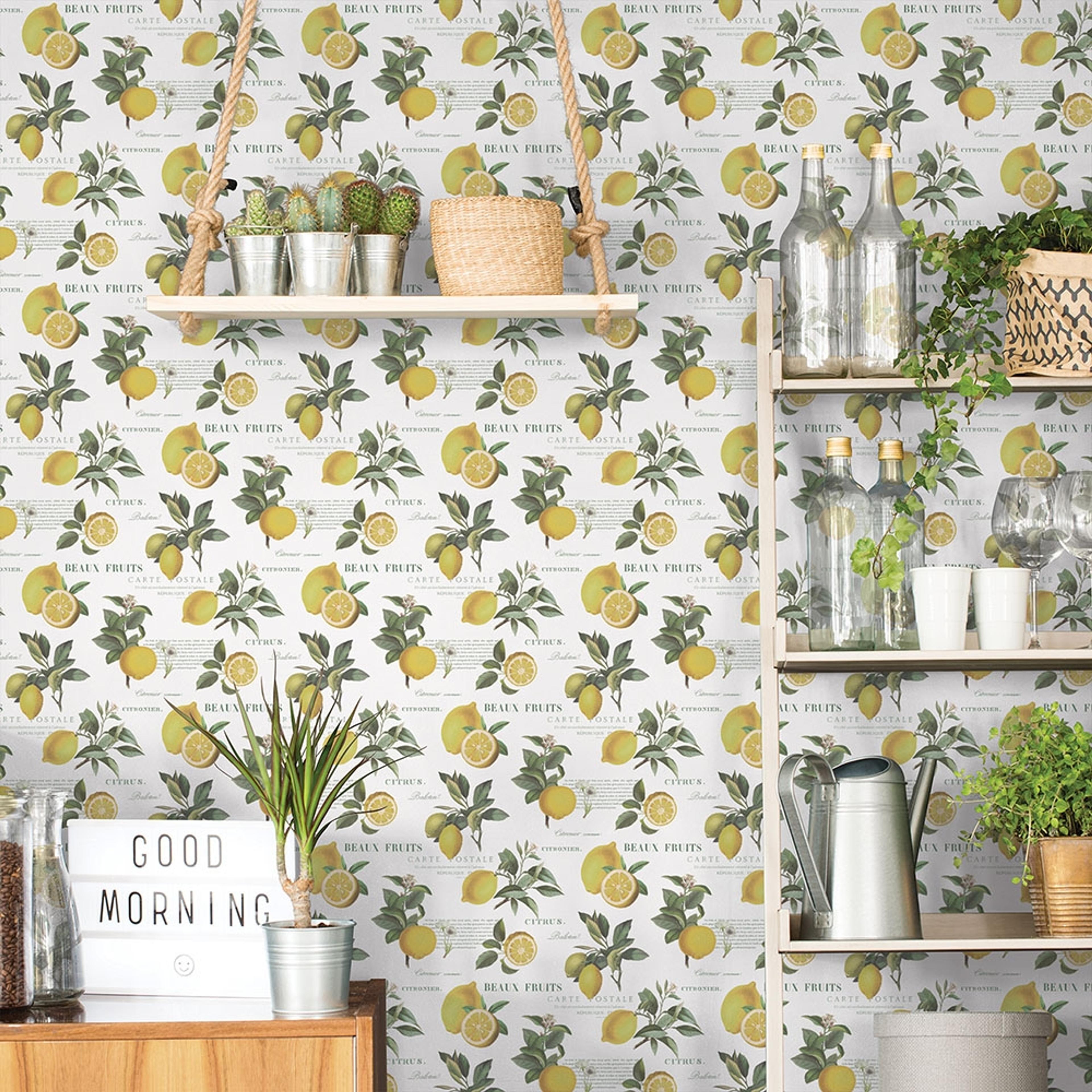 Citron Botanical tapet med text mönster i vit och gul. Från kollektionen Just Kitchens. Nonwoven-material med rak passning.