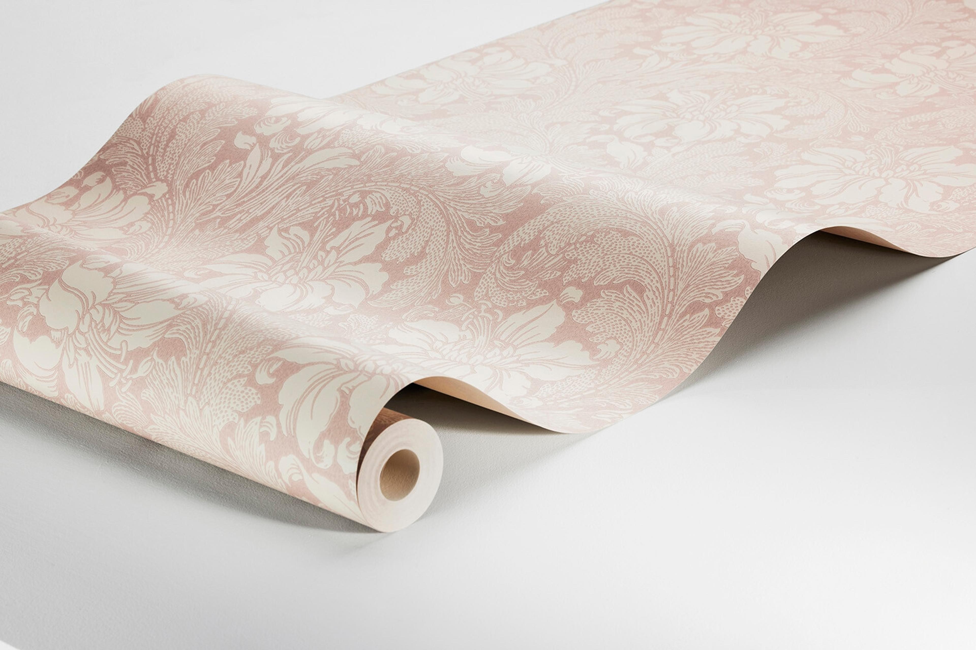 Acanthus storblommig, beige/dovt rosa tapet med blommigt mönster i rosa. Från kollektionen Vårt Arkiv. Nonwoven-material med rak passning.