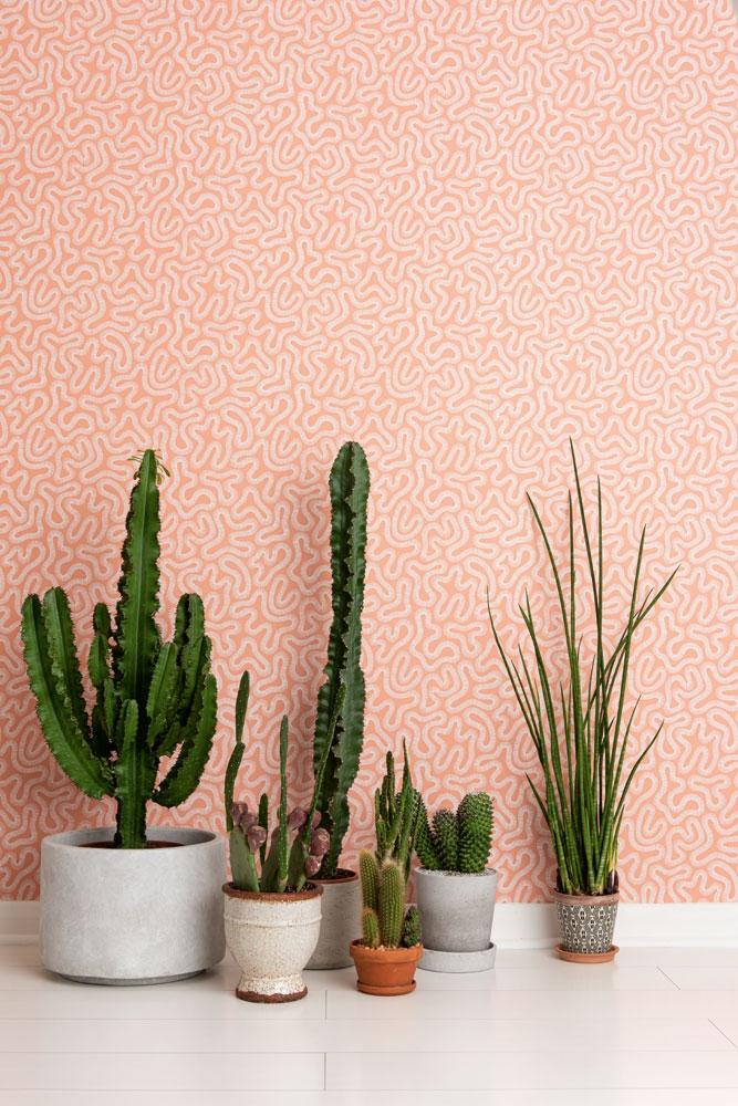 Coral peach blusch tapet från Midbec med retro mönster i orange. Från kollektionen Pioneer. Nonwoven-material med förskjuten passning.