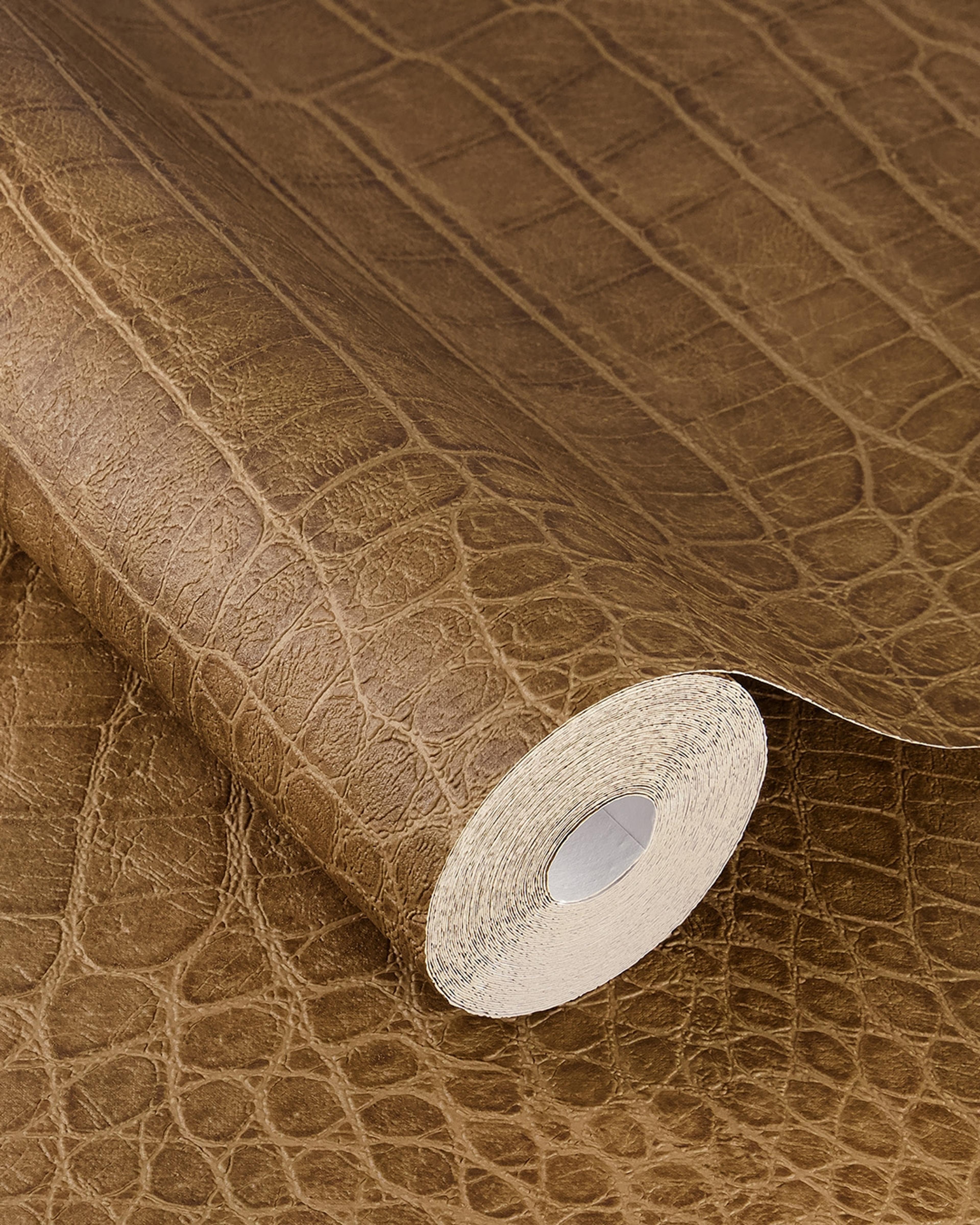 Serengeti 751314 tapet med djur mönster i brun. Från kollektionen Serengeti. Nonwoven-material med förskjuten passning. Passar i vardagsrum och matsal.