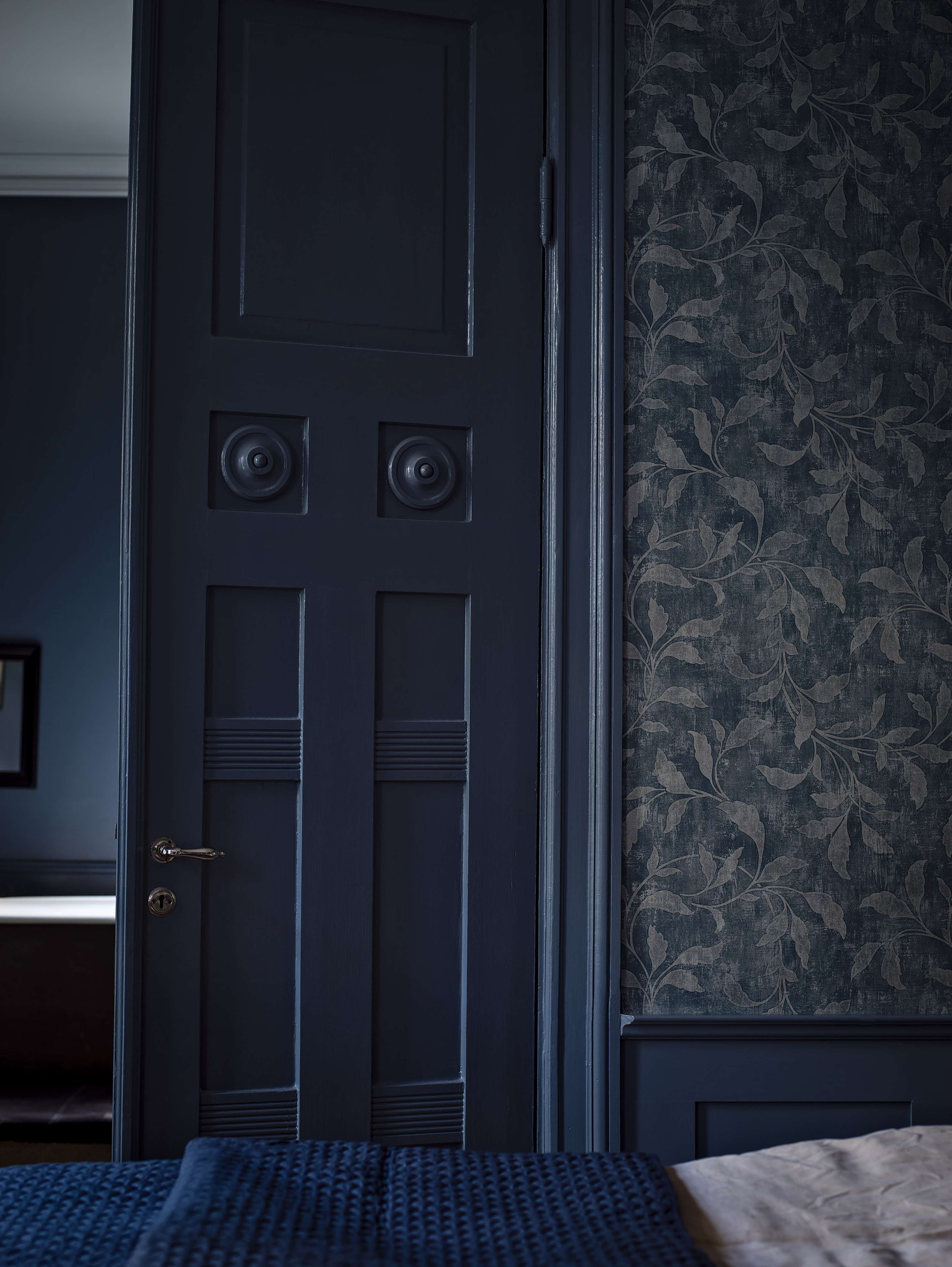 Rosewood Night tapet tapet från Boråstapeter med botaniskt mönster i blå. Från kollektionen Dreamy Escape. Nonwoven-material med rak passning. Vintage, lyx-stil. Passar i vardagsrum och matsal.
