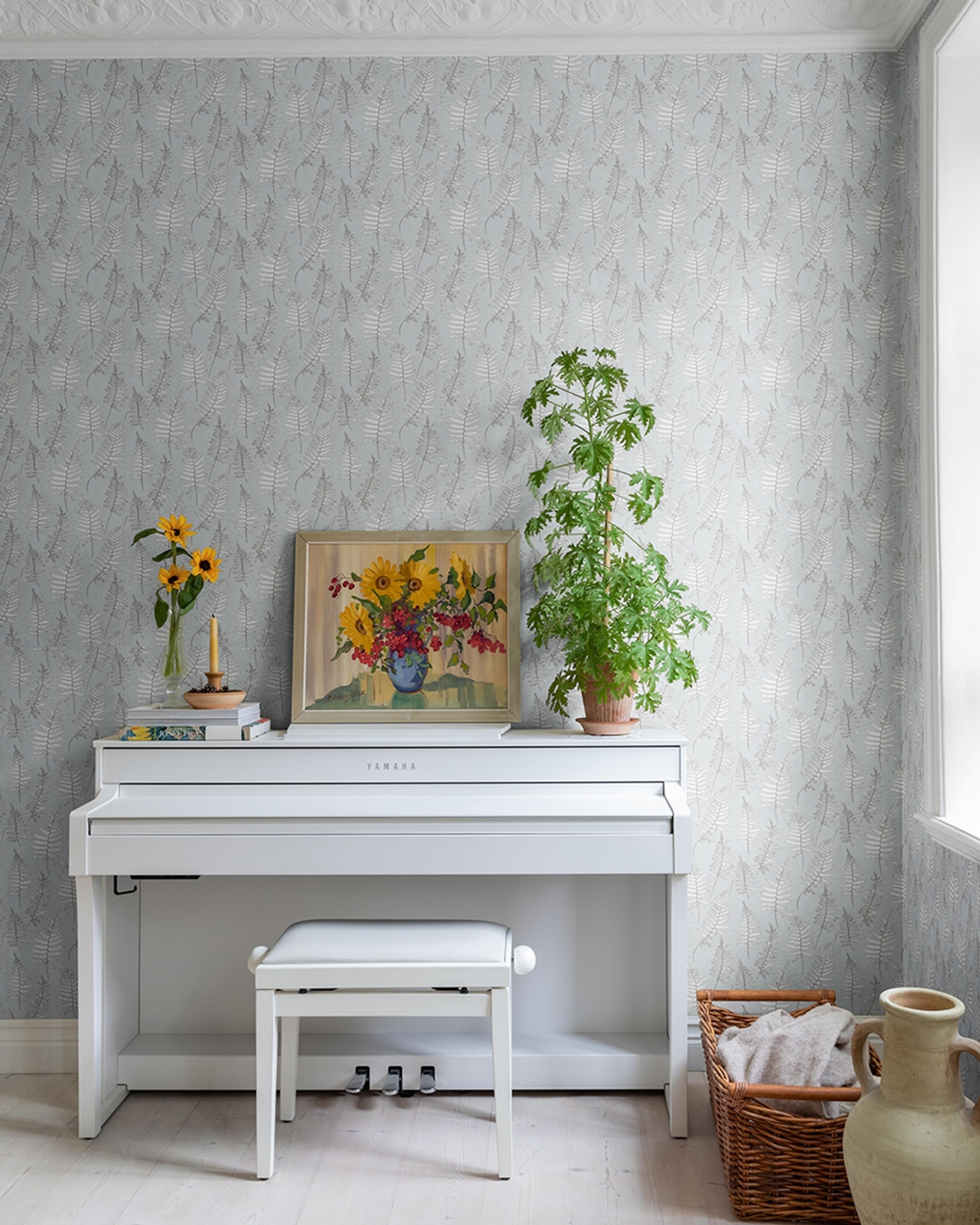 Stensöta tapet med botaniskt mönster i grå och blå. Från kollektionen skogsgläntan. Nonwoven-material med rak passning. City-stil. Passar i vardagsrum, sovrum och matsal.