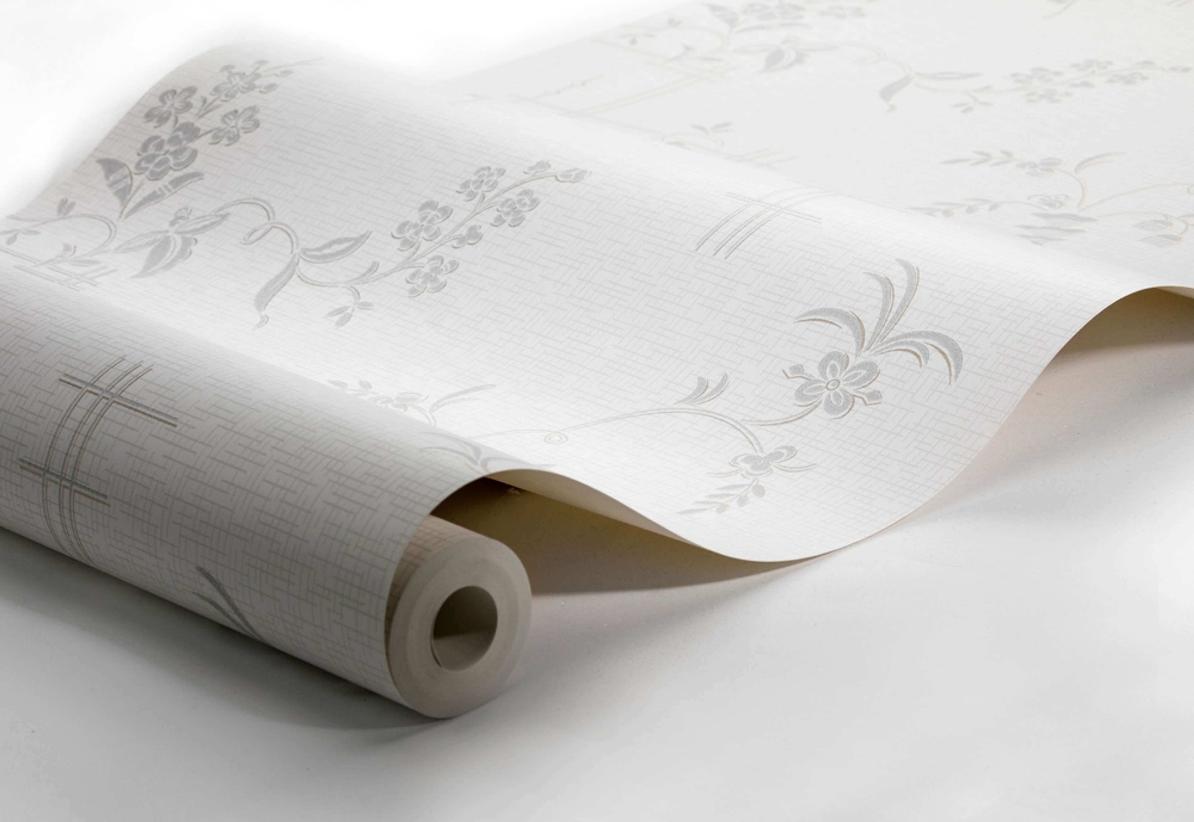 Ulricehamn tapet från Boråstapeter med blommigt mönster i vit och guld. Från kollektionen anno. Nonwoven-material med förskjuten passning. Lyx, city-stil. Passar i sovrum och matsal.