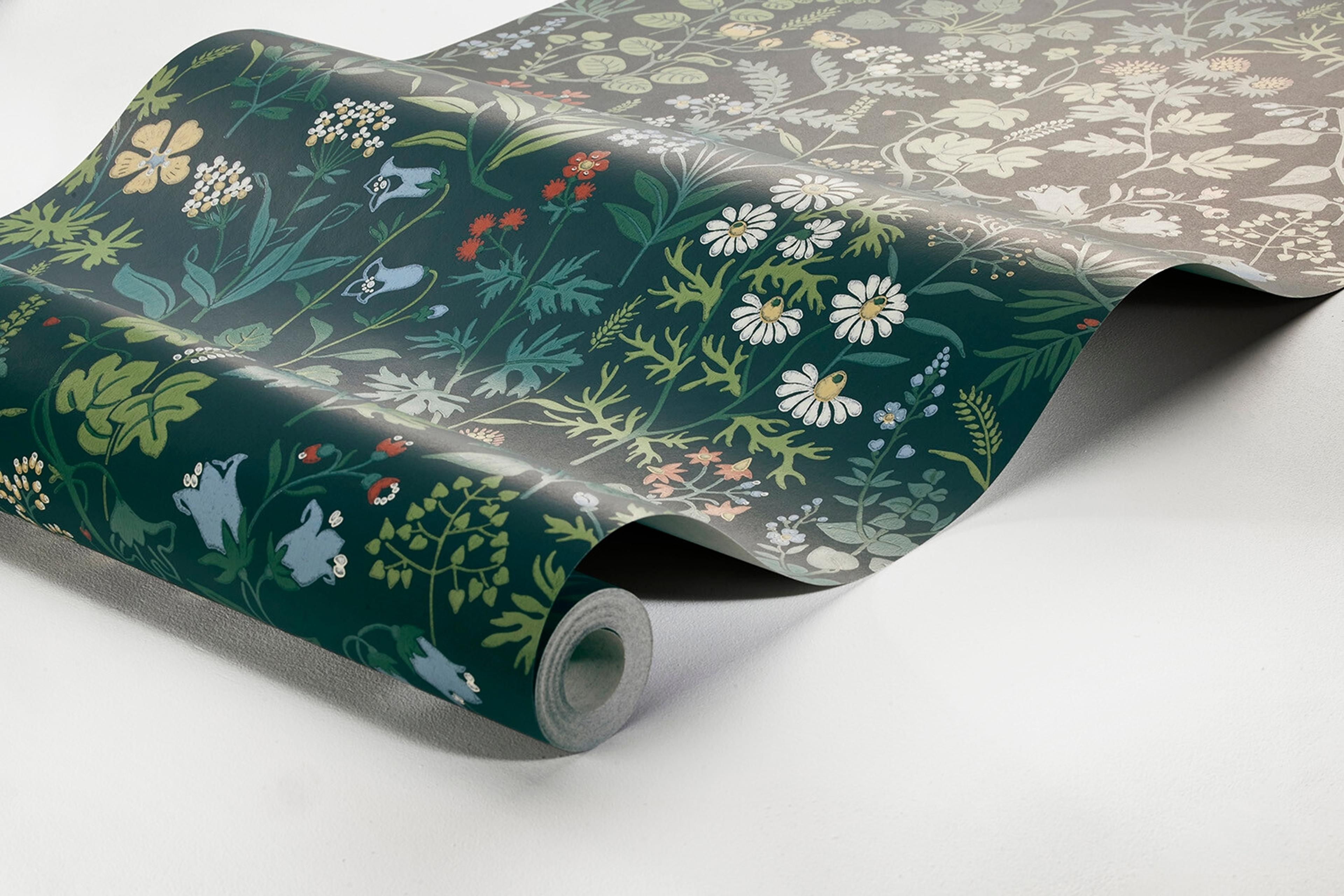 Flora tapet med blommigt mönster i svart. Från kollektionen Alla Tiders Hus. Nonwoven-material med förskjuten passning. Passar i vardagsrum, matsal och kök.