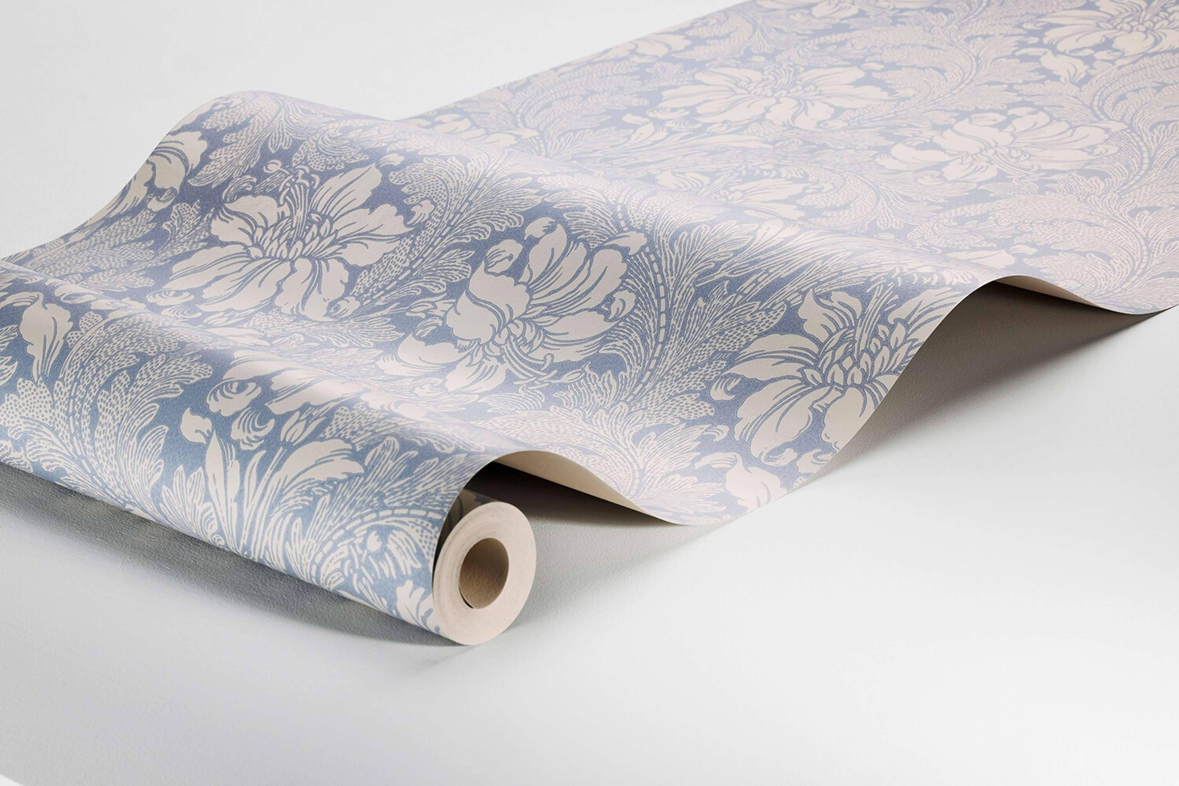 Acanthus storblommig, blå/beige tapet med blommigt mönster i blå. Från kollektionen Vårt Arkiv. Nonwoven-material med rak passning. Country-stil.