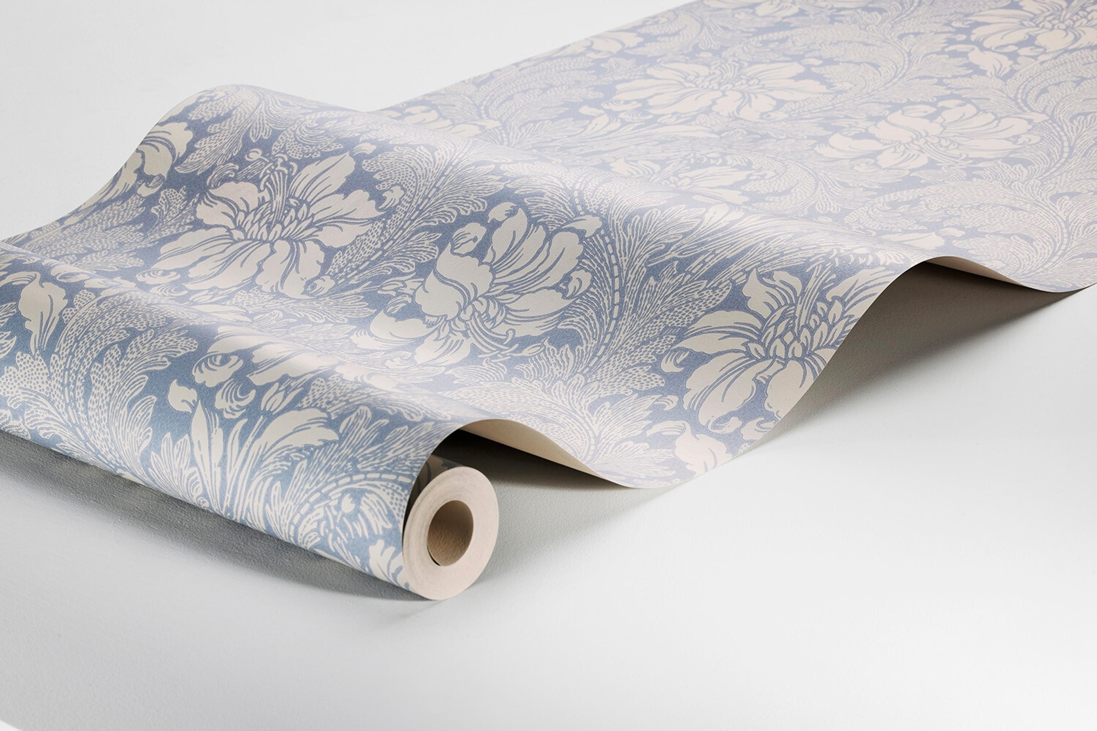 Acanthus storblommig, blå/beige tapet med blommigt mönster i blå. Från kollektionen Vårt Arkiv. Nonwoven-material med rak passning. Country-stil.