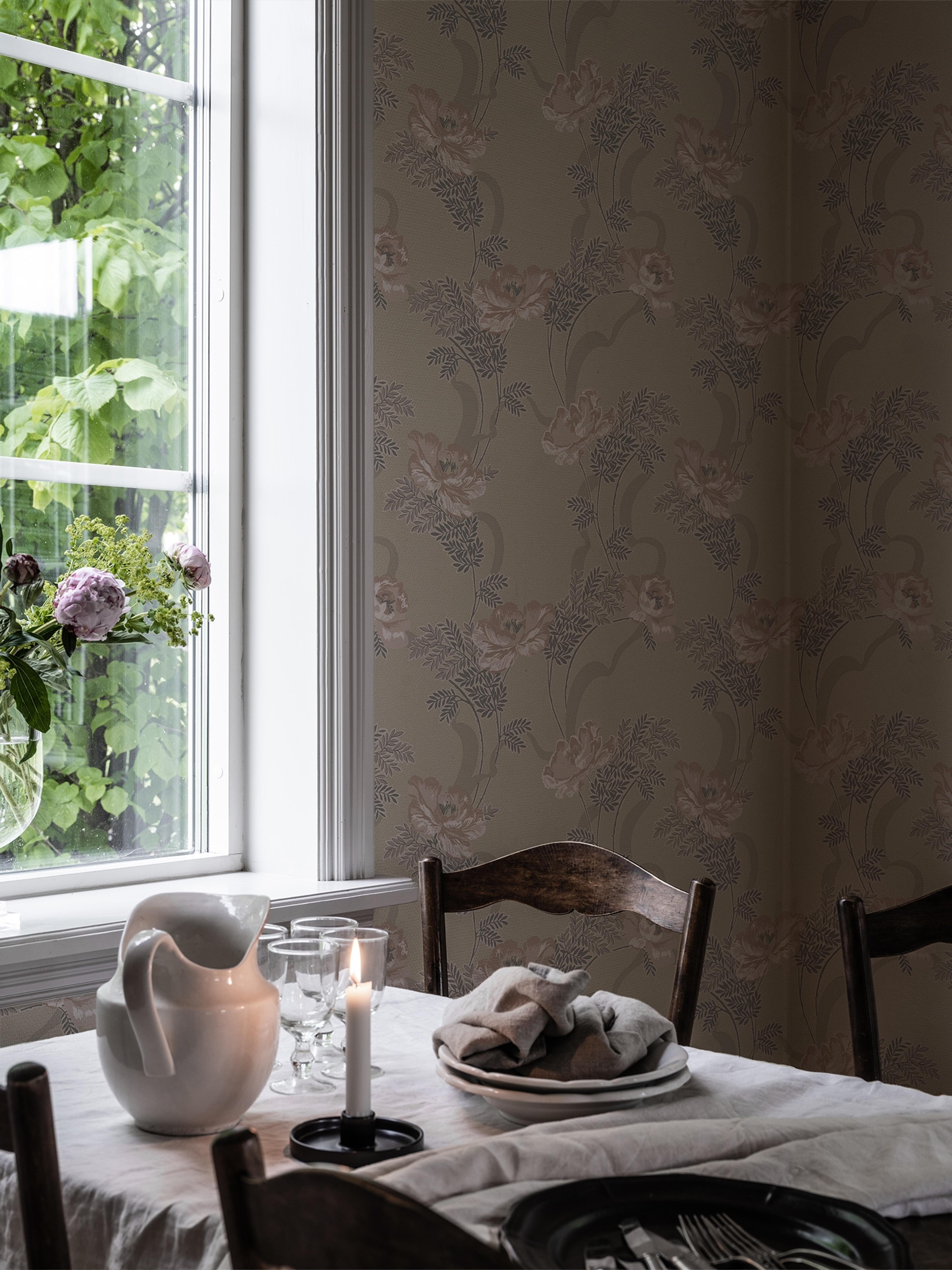 Ovansjö Beige tapet med blommigt mönster i beige. Från kollektionen Gammalsvenska klassiker 1850–1950. Nonwoven-material med rak passning.