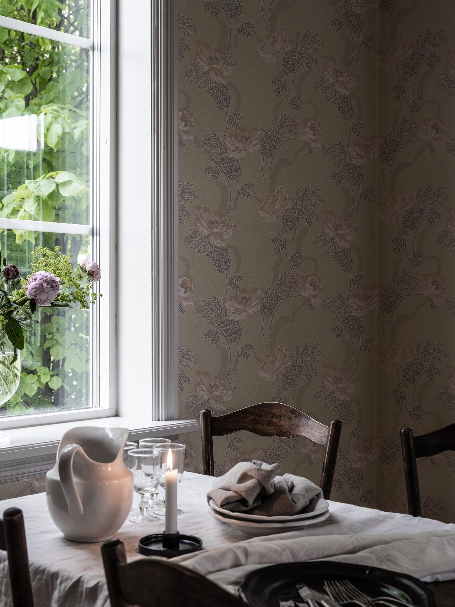 Ovansjö Beige tapet med blommigt mönster i beige. Från kollektionen Gammalsvenska klassiker 1850–1950. Nonwoven-material med rak passning.
