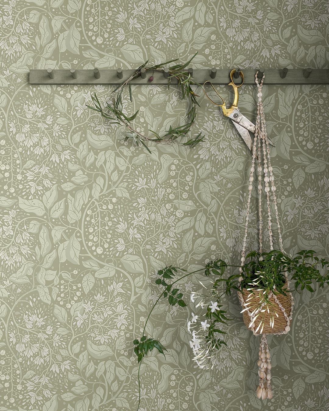 Turi tapet med blommigt mönster i grön. Från kollektionen Fägring. Nonwoven-material med förskjuten passning.
