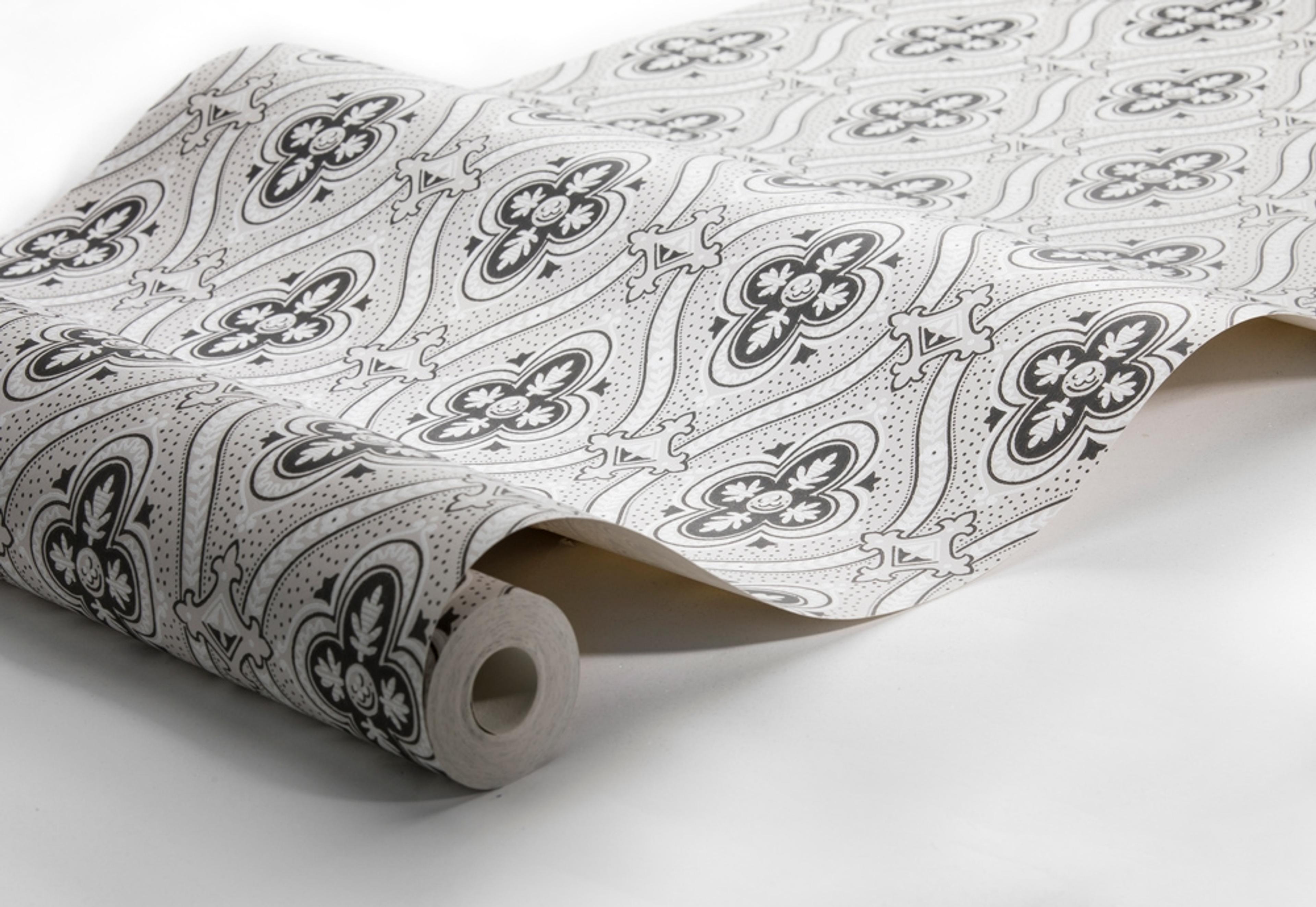 Pigkammaren tapet från Boråstapeter med medaljonger mönster i brun och beige. Från kollektionen anno. Nonwoven-material med rak passning. Lyx, country-stil. Passar i sovrum och matsal.