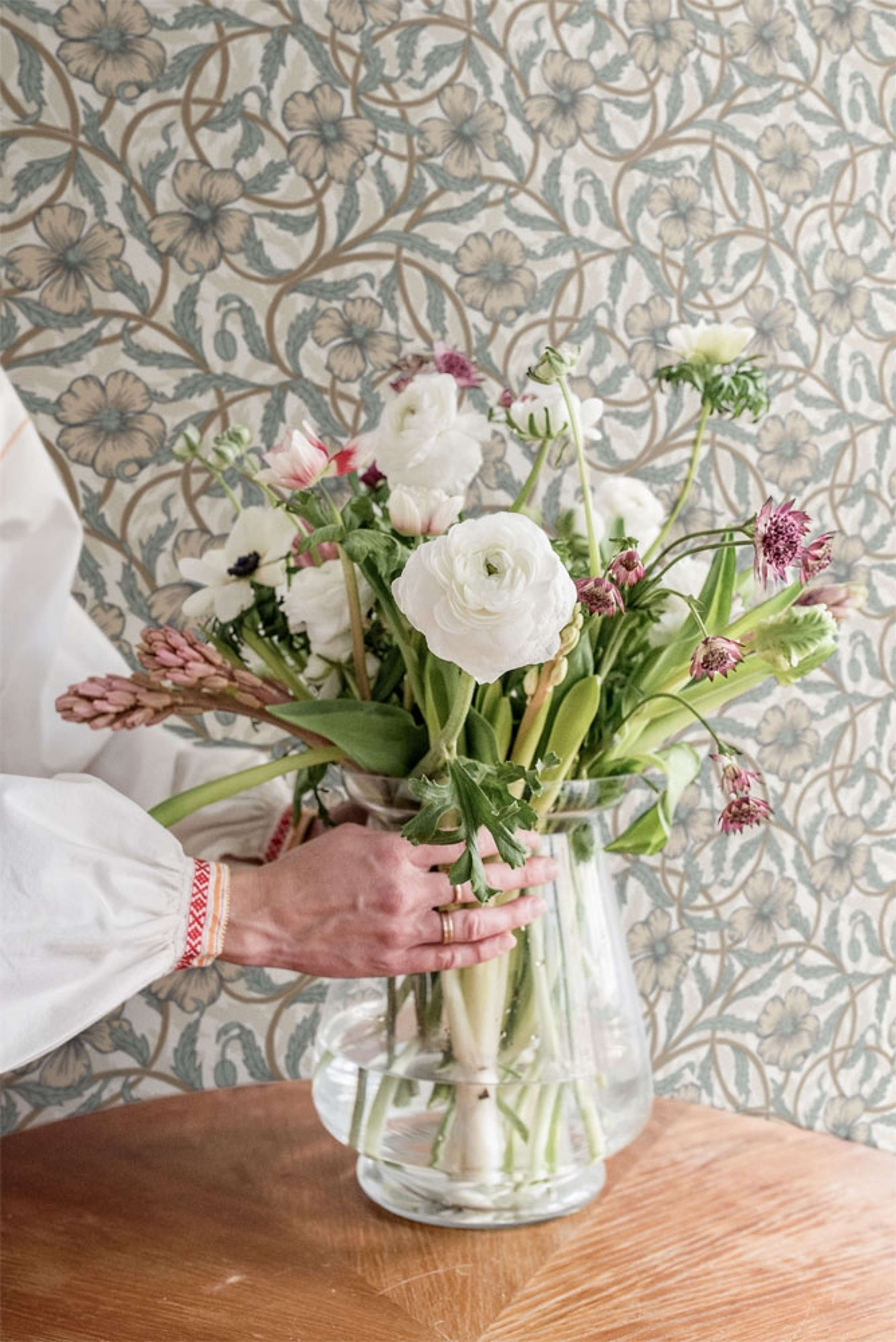 Poppy storblommig, ljus tapet från Midbec med blommigt mönster i vit. Från kollektionen Lyckebo. Nonwoven-material med rak passning.