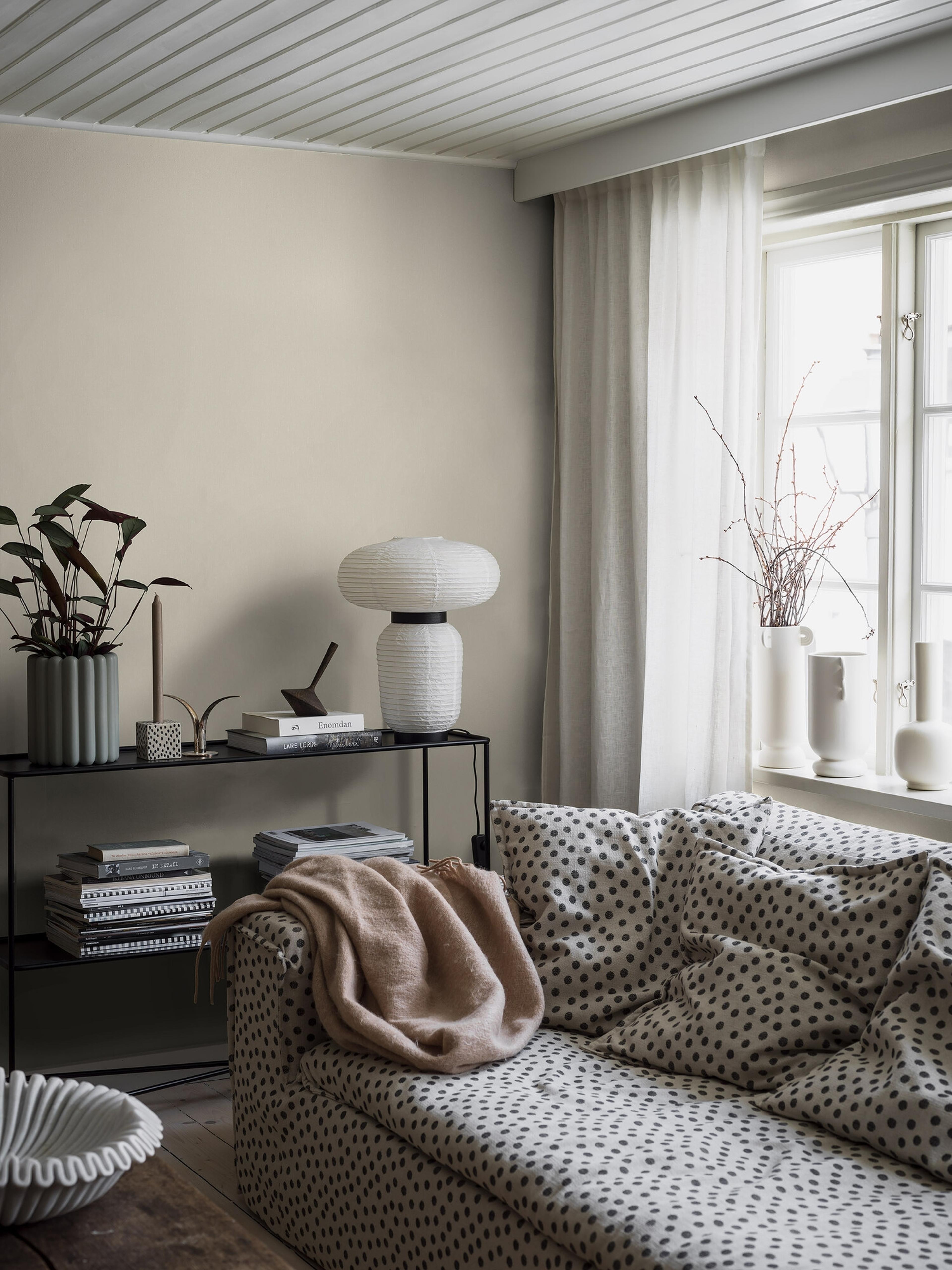 Vanilla Linen tapet med enfargat, textilimitation mönster i beige. Från kollektionen Linen. Nonwoven-material. Passar i vardagsrum och matsal.
