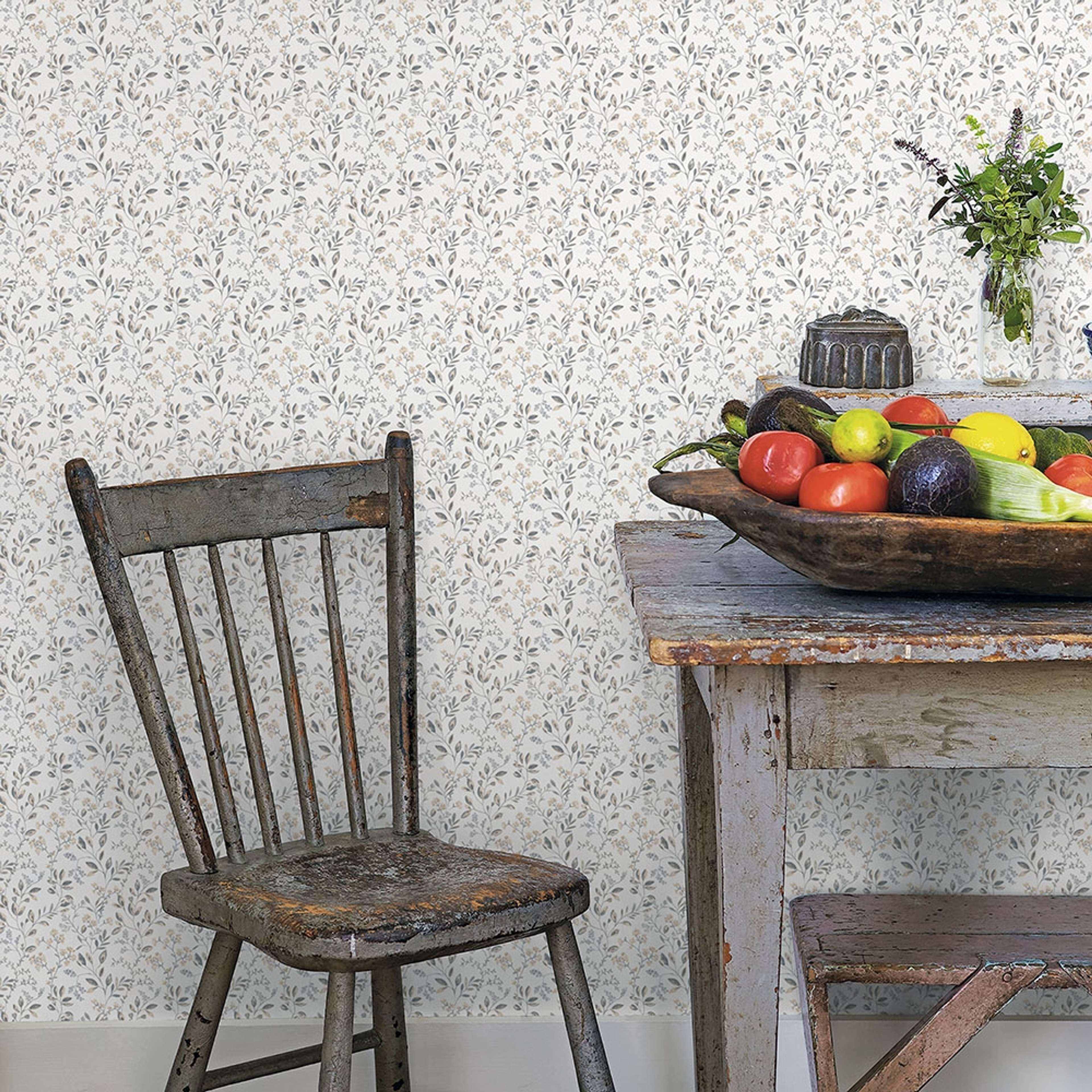 Spring leaf trail tapet med blommigt mönster i grå och beige. Från kollektionen Just Kitchens. Nonwoven-material med rak passning.