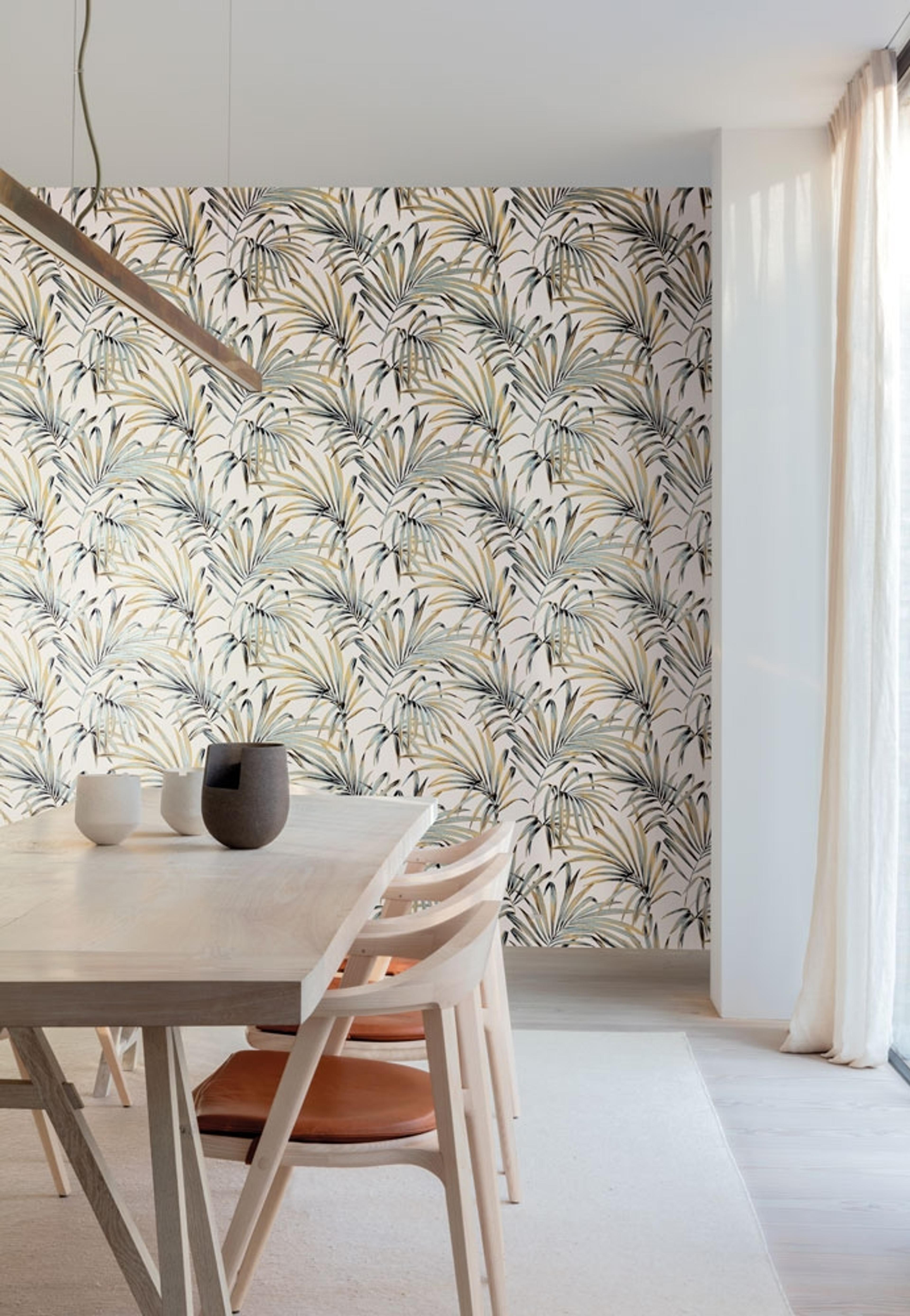 Palm teal tapet med botaniskt mönster i vit. Från kollektionen lotus. Nonwoven-material med förskjuten passning.