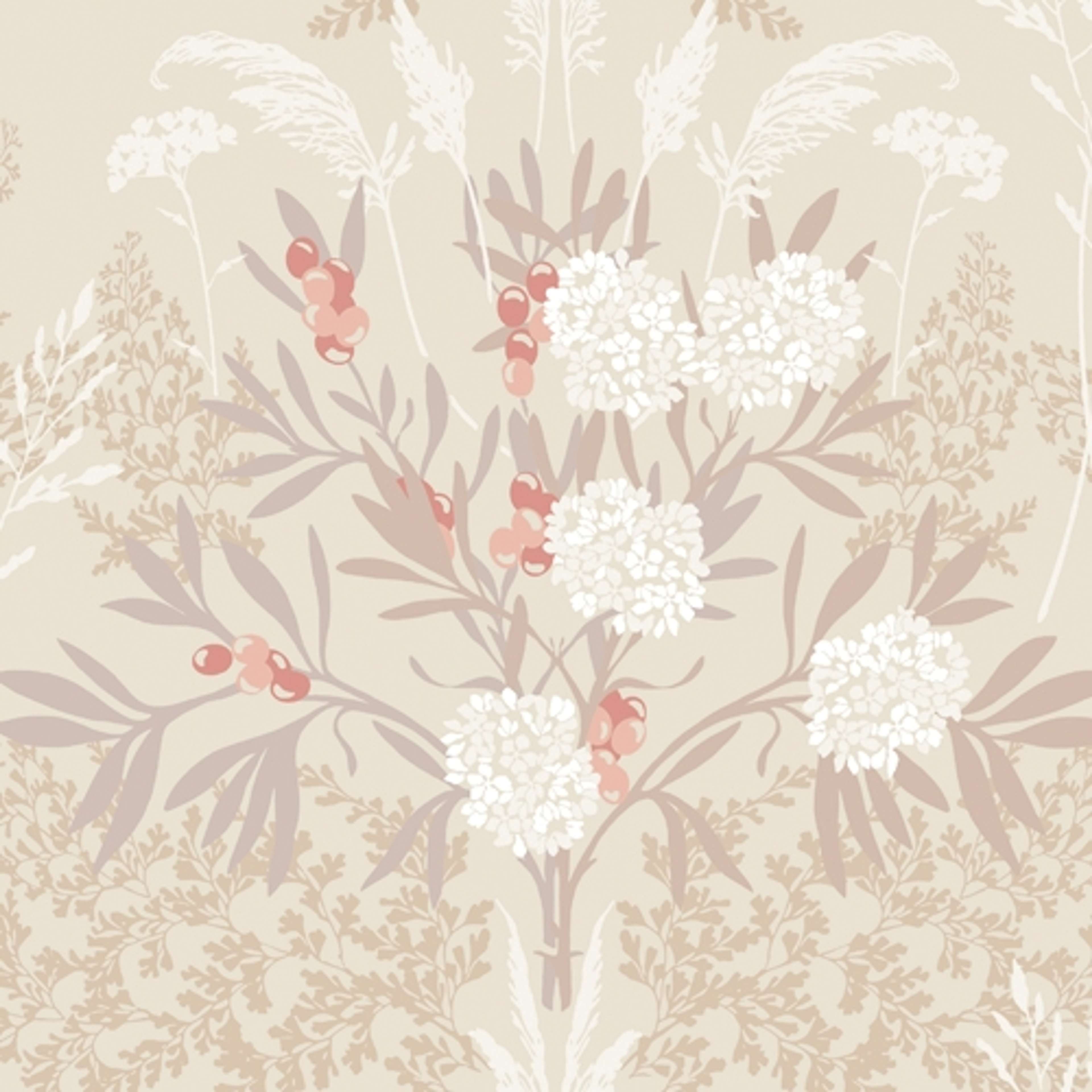 Strandäng, beige tapet tapet med blommigt mönster i beige. Från kollektionen Hav & Land. Nonwoven-material med förskjuten passning.