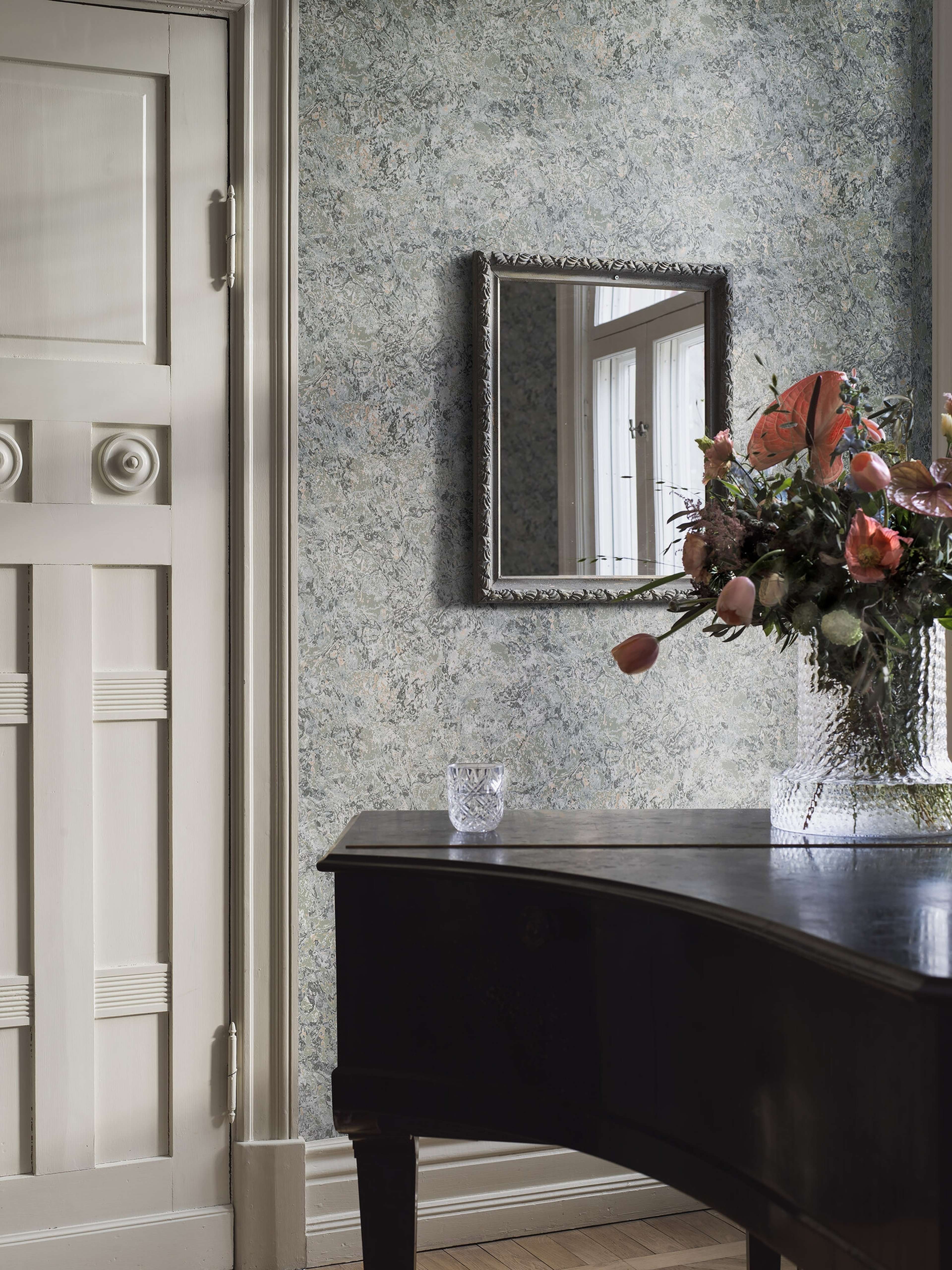 Travertine tapet med geometriskt mönster i beige. Från kollektionen Treasured. Nonwoven-material med förskjuten passning. Passar i kök, hall och arbetsrum.