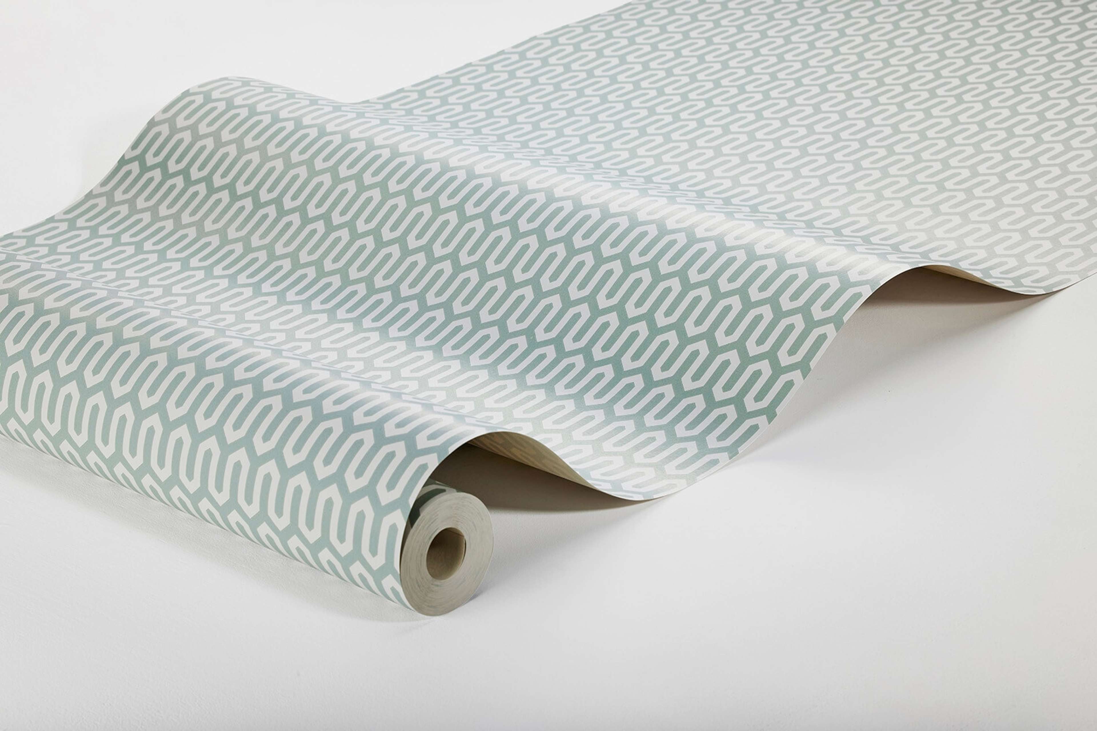 Arne Jacobsen Ypsilon tapet med grafiskt, retro mönster i turkos. Från kollektionen Scandinavian Designers III. Nonwoven-material med rak passning.
