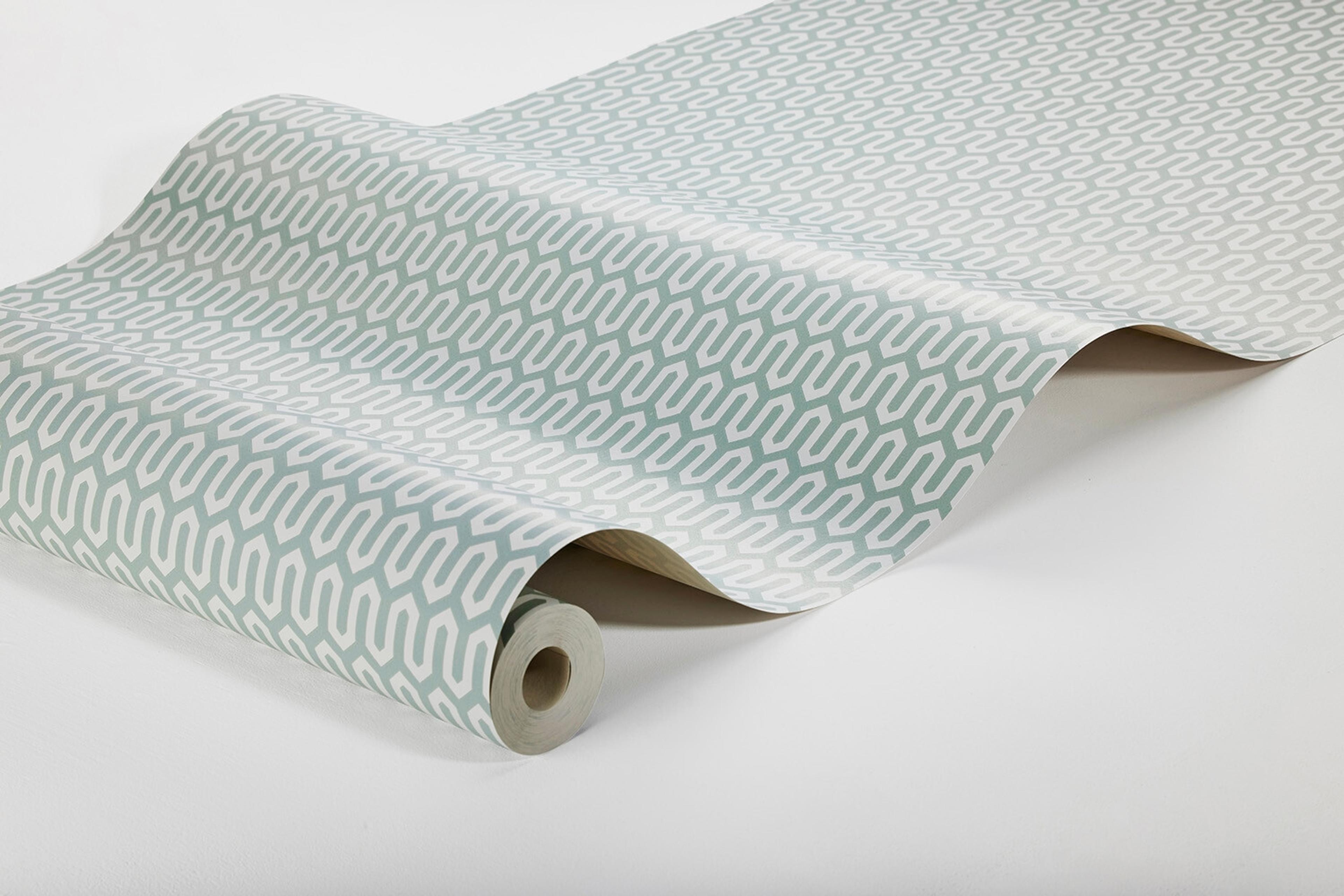 Arne Jacobsen Ypsilon tapet med grafiskt, retro mönster i turkos. Från kollektionen Scandinavian Designers III. Nonwoven-material med rak passning.