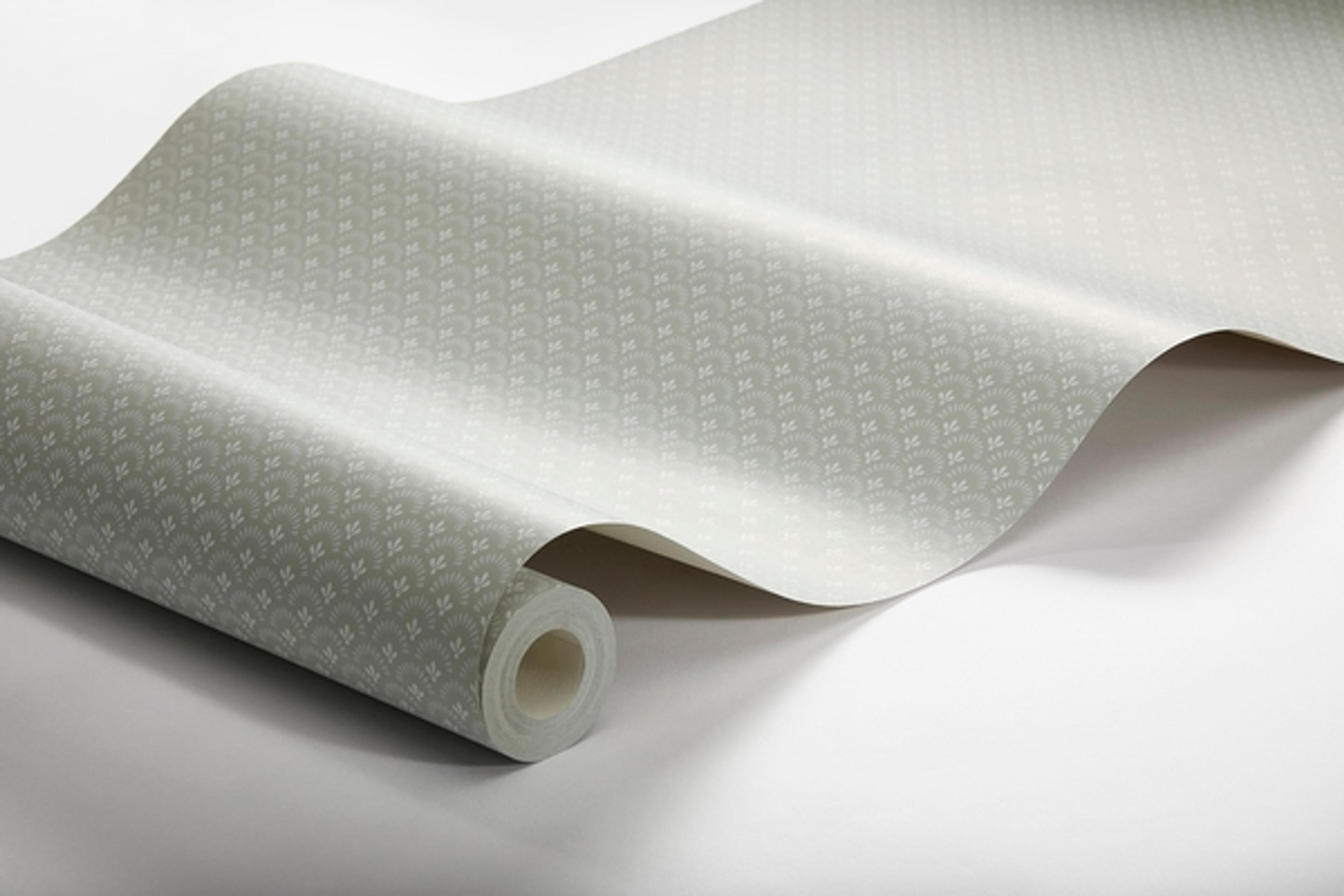 Daisy småmönstrad, ljust grågrön tapet från Boråstapeter med blommigt mönster i grön. Från kollektionen Falsterbo III. Nonwoven-material med rak passning.