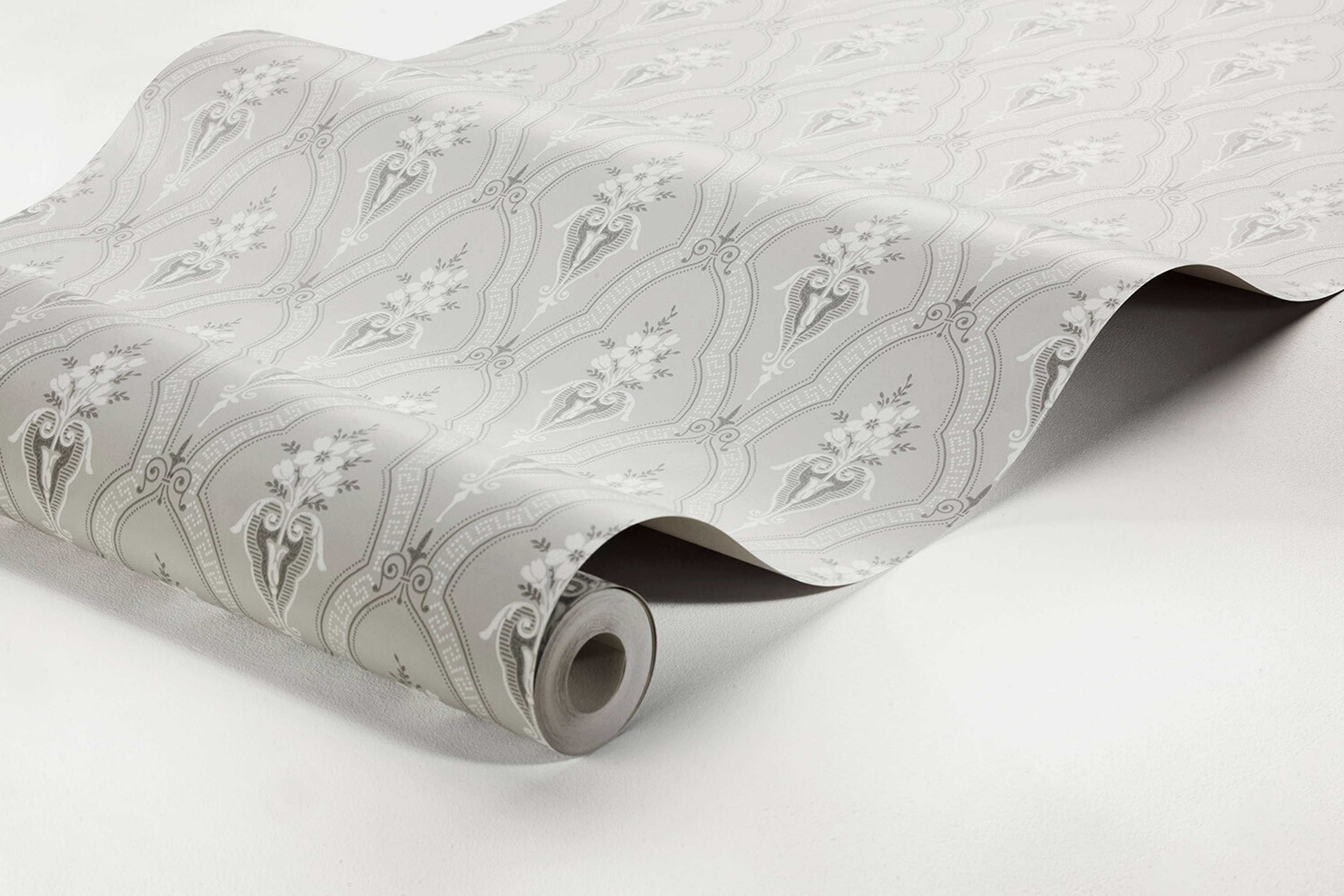 Klädesholmen tapet med trellis mönster i grå. Från kollektionen Alla Tiders Hus. Nonwoven-material med förskjuten passning. Passar i vardagsrum, matsal och kök.