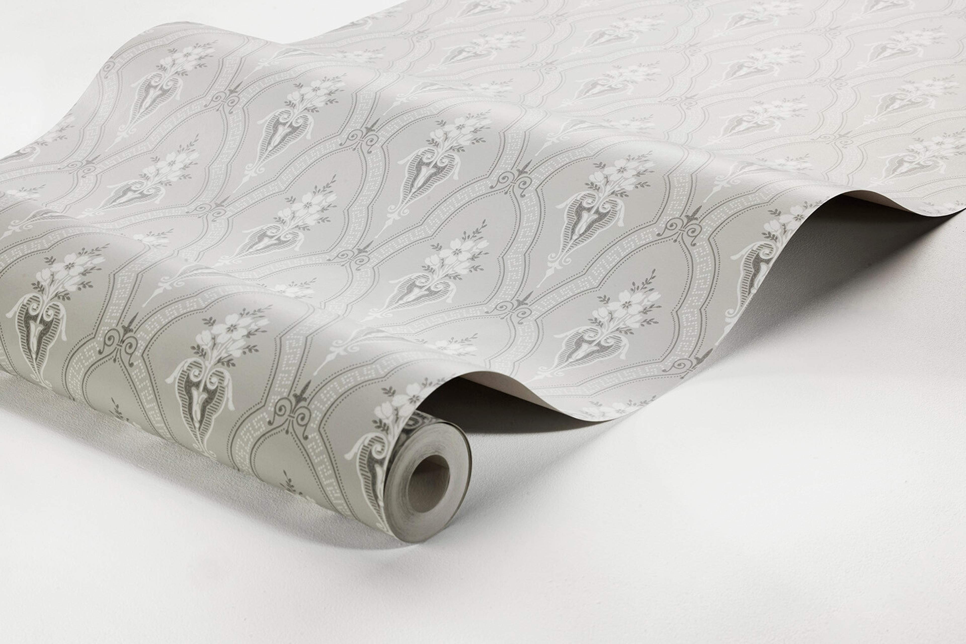 Klädesholmen tapet med trellis mönster i grå. Från kollektionen Alla Tiders Hus. Nonwoven-material med förskjuten passning. Passar i vardagsrum, matsal och kök.