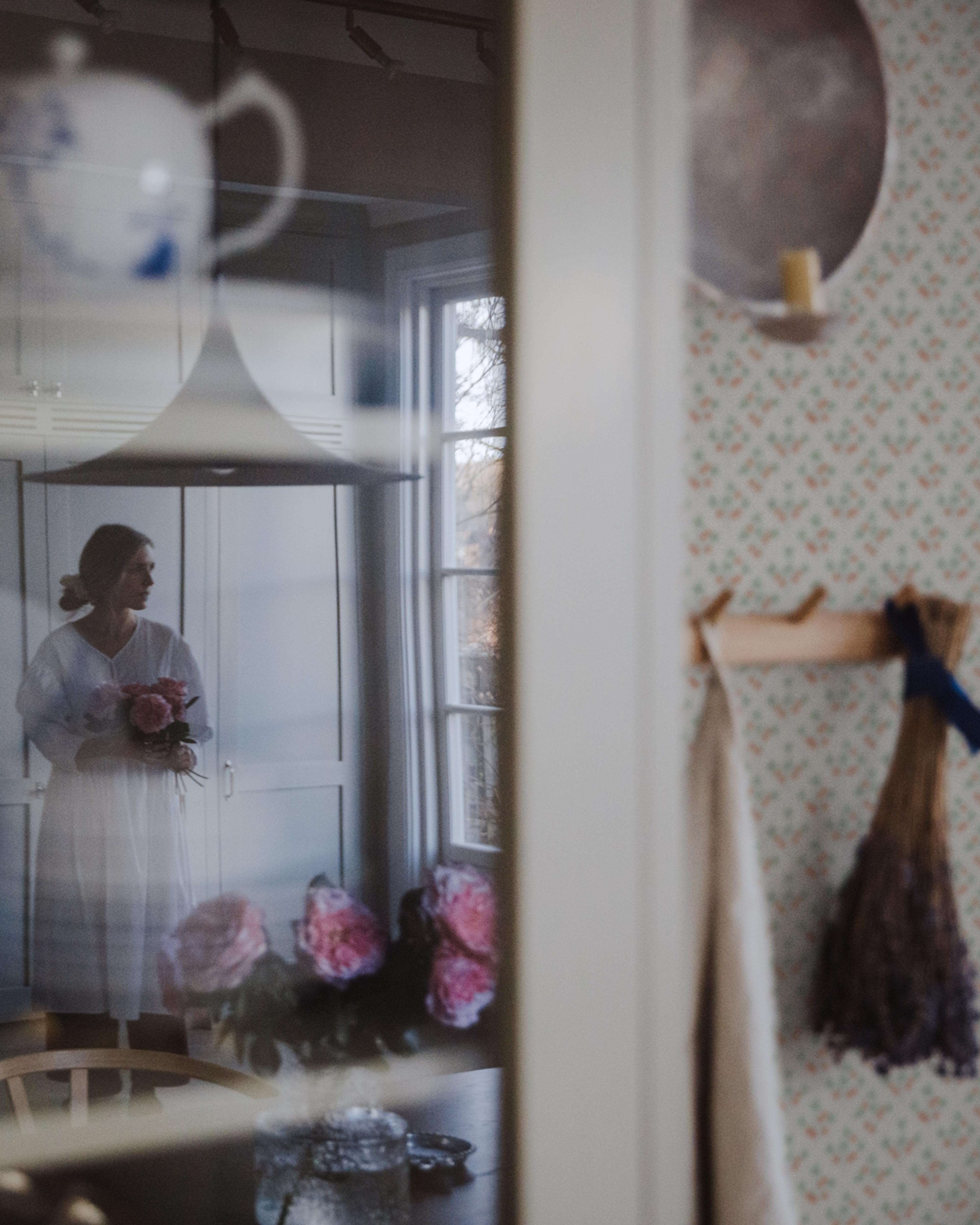 Jordgubb tapet med botaniskt mönster i röd och grå. Från kollektionen Rosenlycka. Nonwoven-material med rak passning. Country-stil. Passar i vardagsrum, sovrum och matsal.