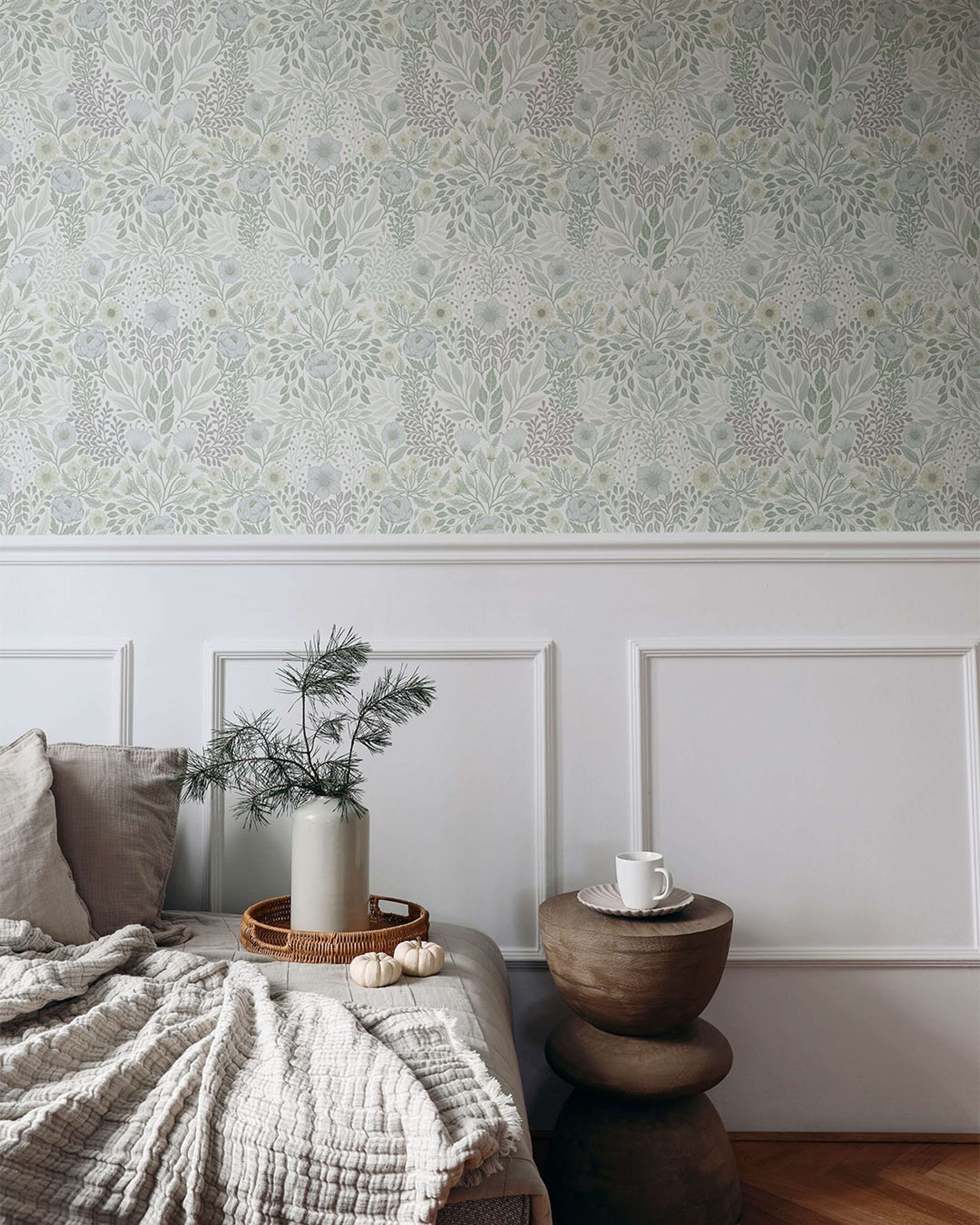 Klara o Tove äng vit, tapet tapet med blommigt mönster i vit. Från kollektionen Klara o Tove. Nonwoven-material med rak passning. Passar i vardagsrum, sovrum och hall.