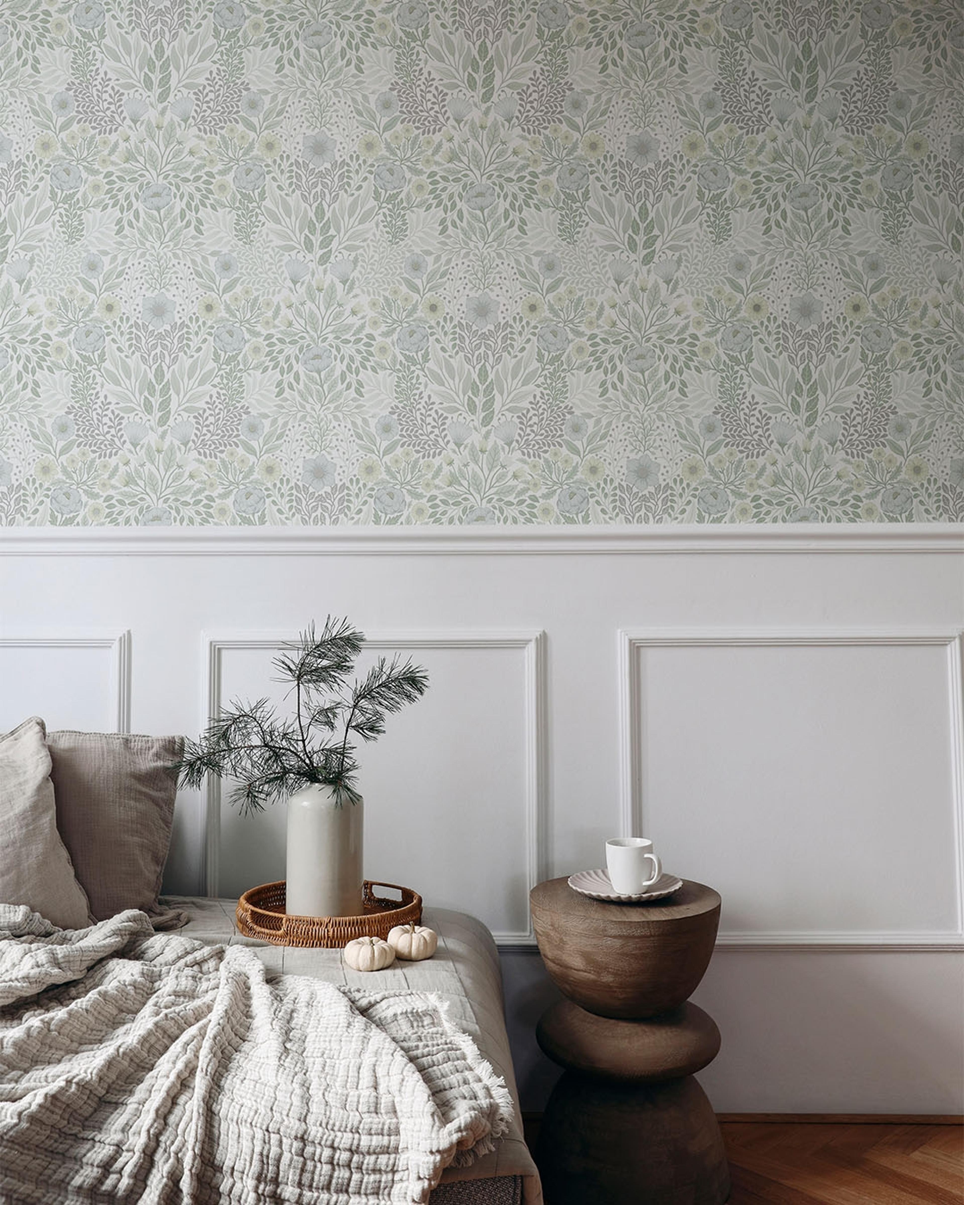 Klara o Tove äng vit, tapet tapet med blommigt mönster i vit. Från kollektionen Klara o Tove. Nonwoven-material med rak passning. Passar i vardagsrum, sovrum och hall.