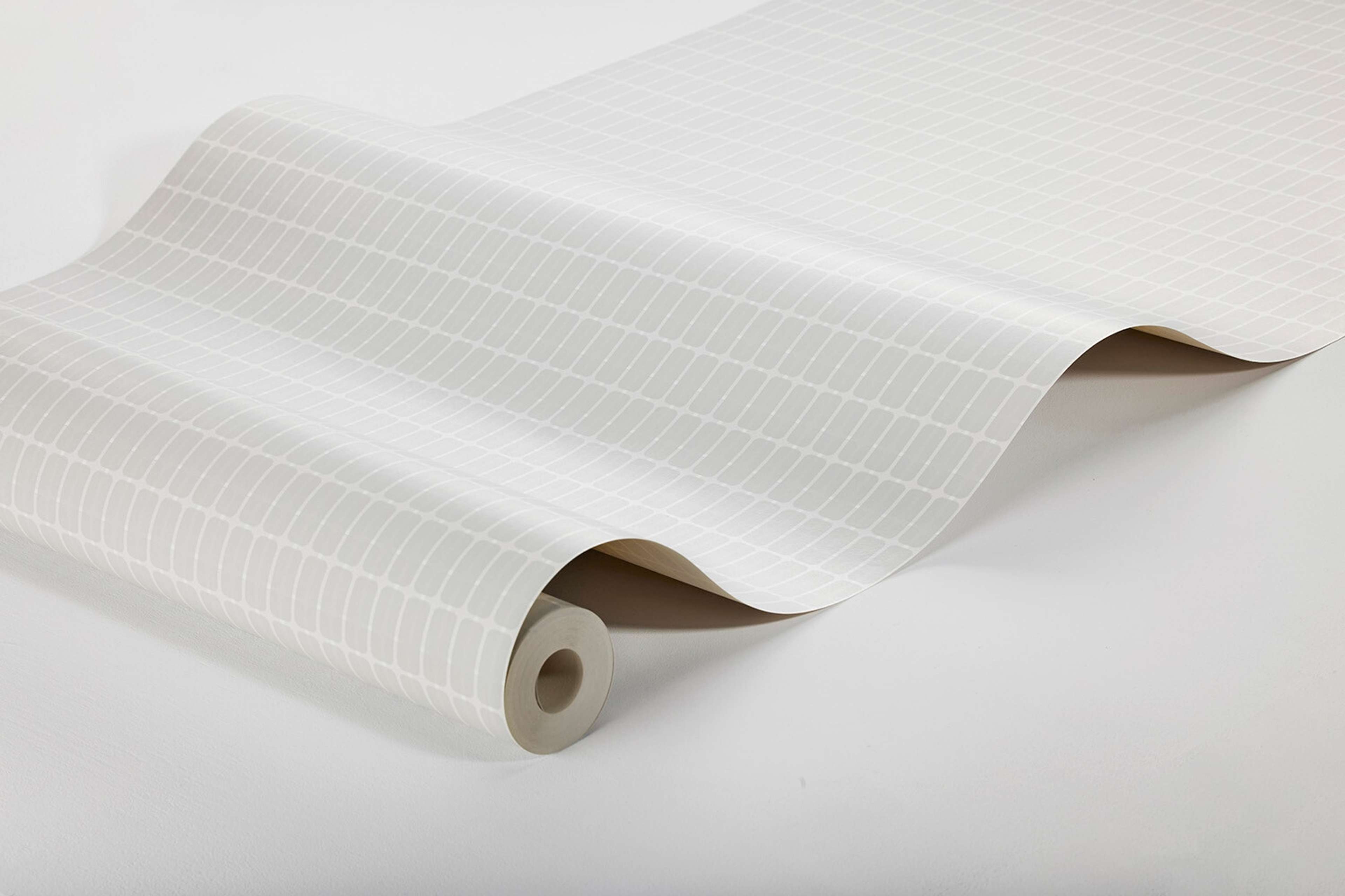 Alvar Aalto M.I.T tapet med rutigt, retro mönster i grå. Från kollektionen Scandinavian Designers III. Nonwoven-material med rak passning.