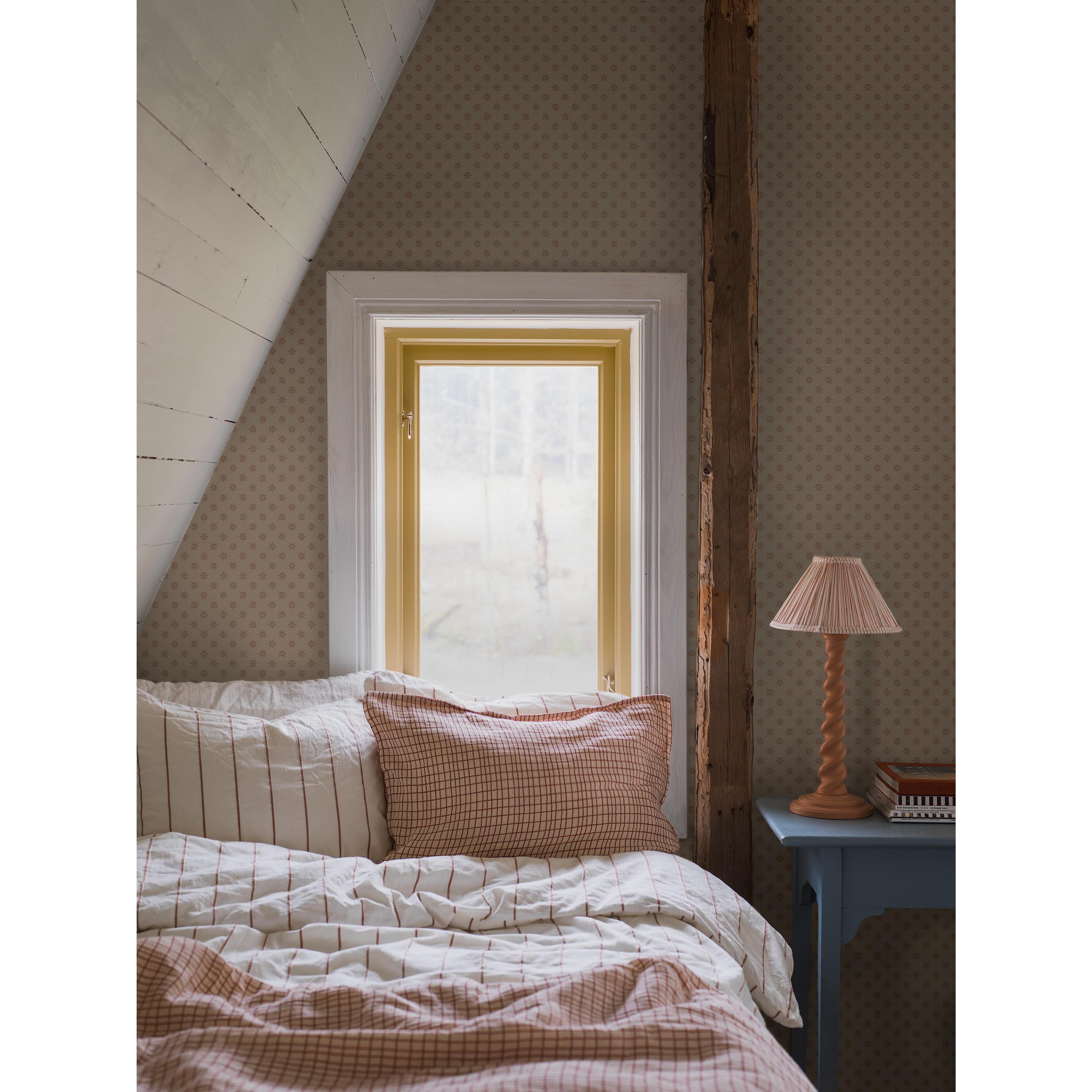 Skogsstjärna brun, tapet tapet med småmönstrat, blommigt mönster i brun. Från kollektionen Nordic Folk. Nonwoven-material med rak passning. Passar i sovrum.