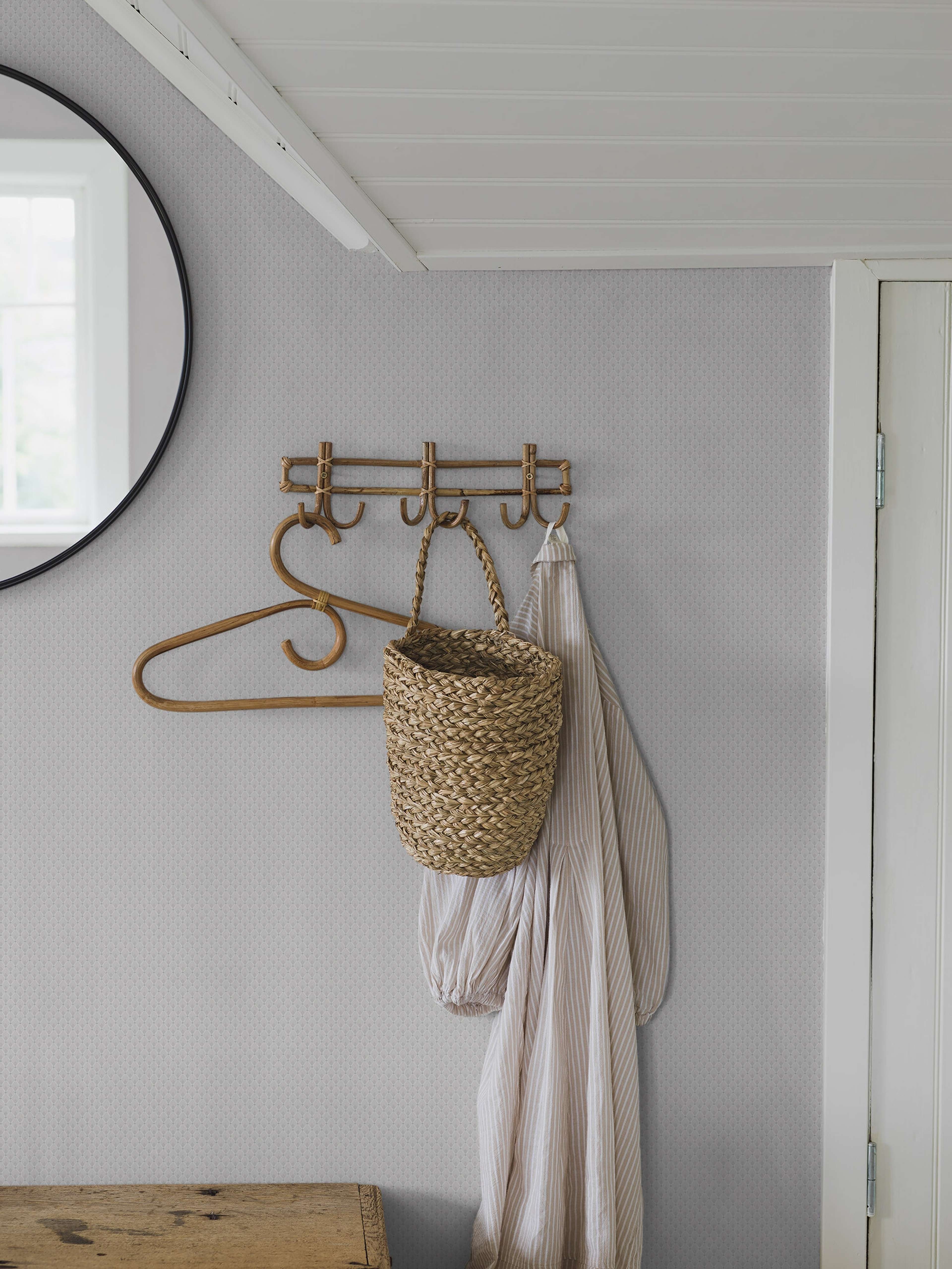Fredrika tapet med trellis mönster i vit och grå. Från kollektionen timeless traditions. Nonwoven-material med rak passning.