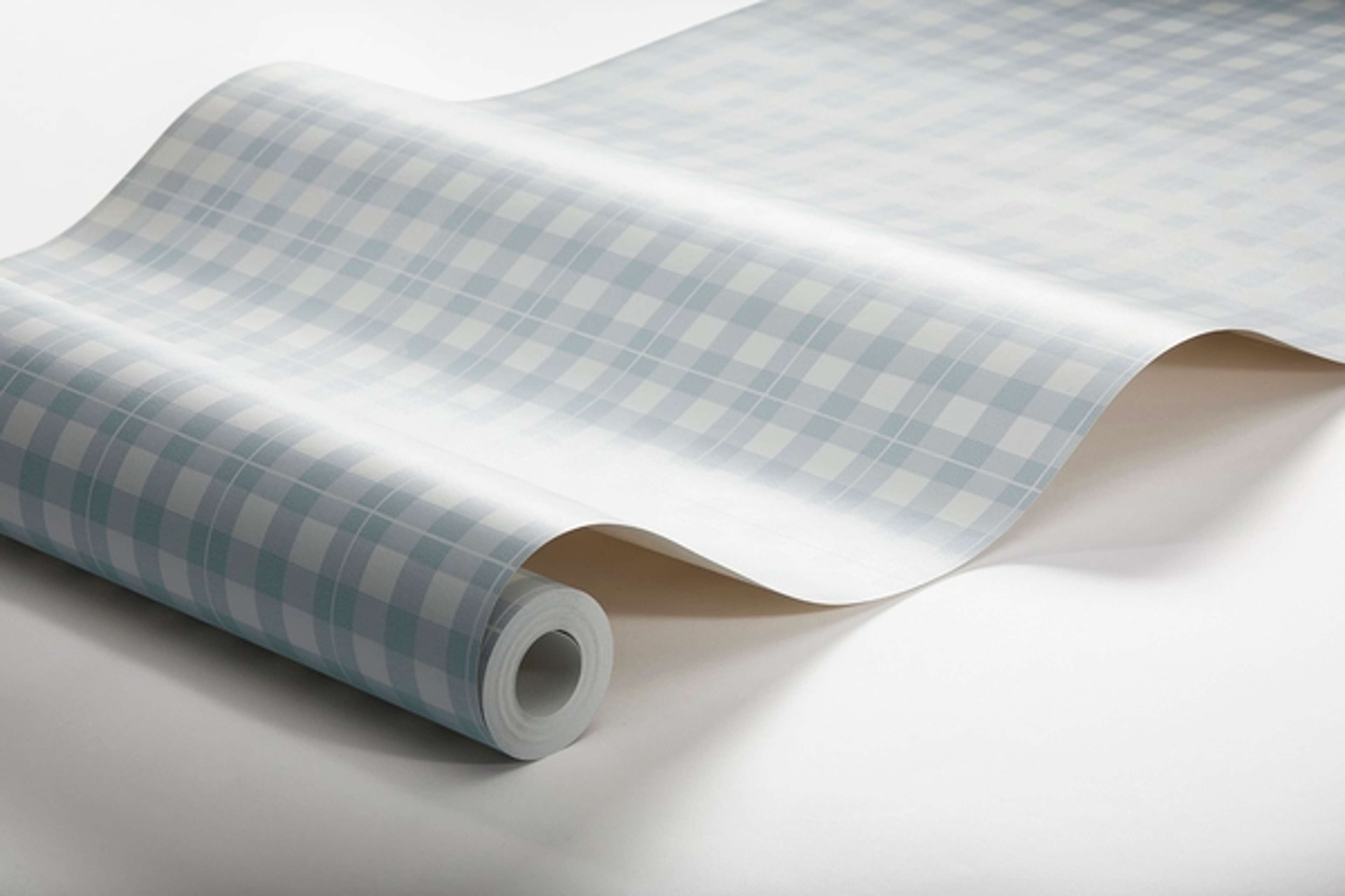 Frida tapet från Boråstapeter med rutigt mönster i blå. Från kollektionen Falsterbo III. Nonwoven-material med rak passning.