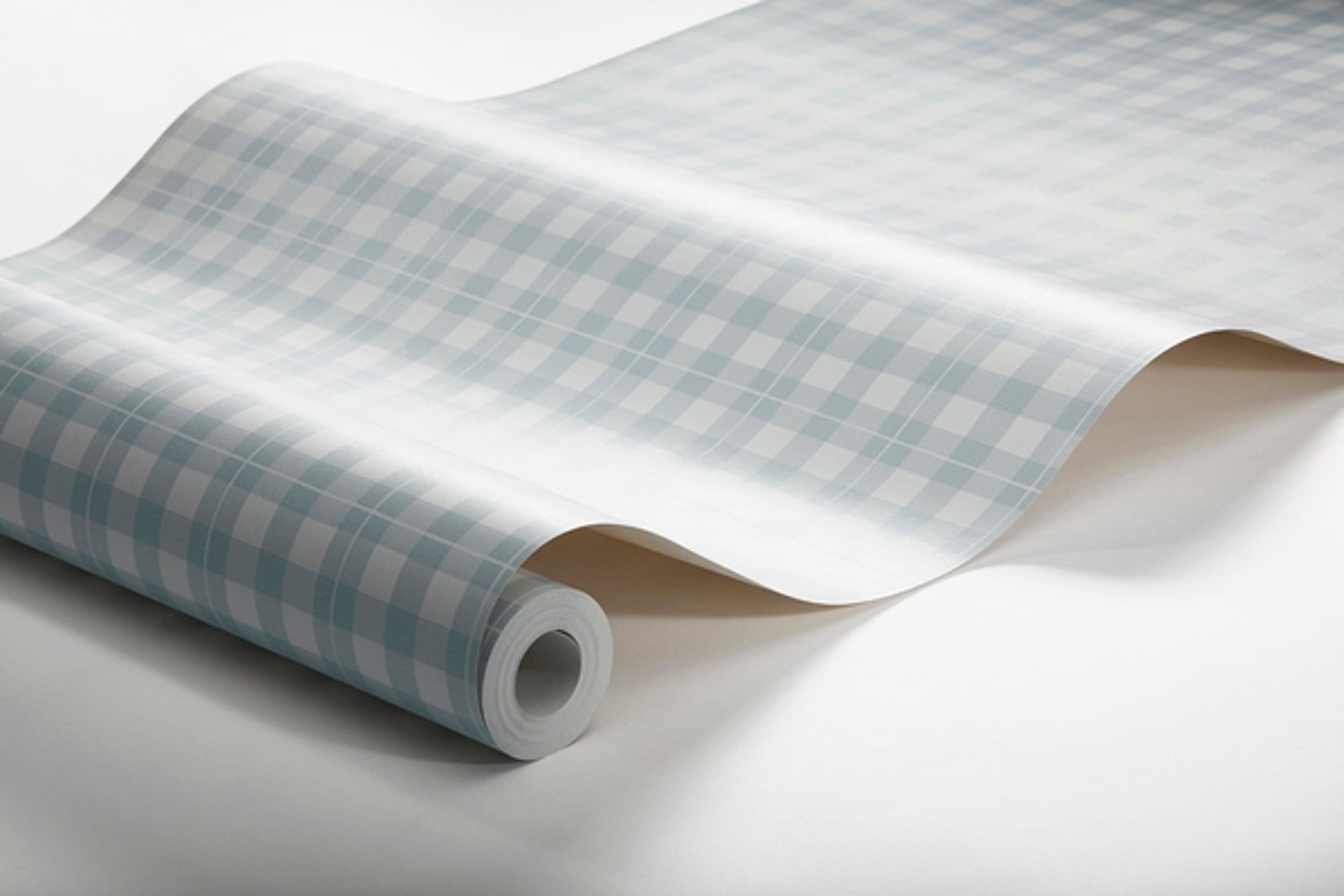 Frida tapet från Boråstapeter med rutigt mönster i blå. Från kollektionen Falsterbo III. Nonwoven-material med rak passning.