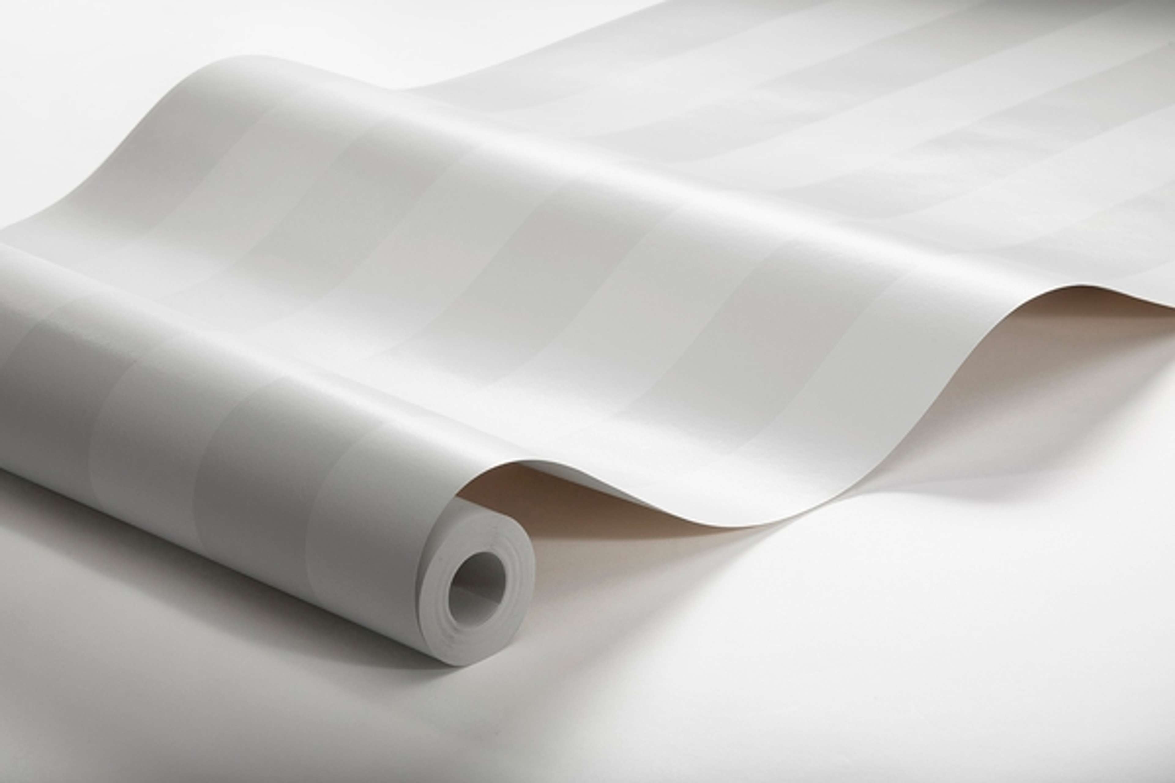 Falsterbo Stripe tapet från Boråstapeter med randigt mönster i grå. Från kollektionen Falsterbo III. Nonwoven-material.