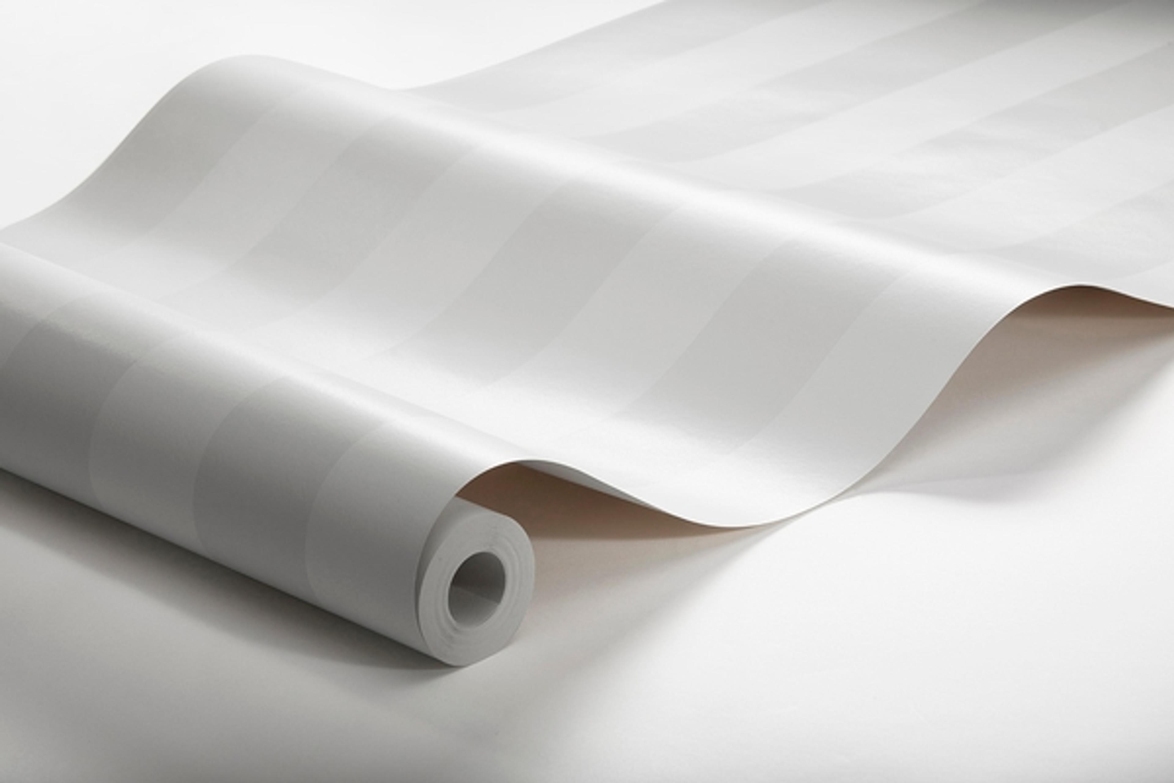 Falsterbo Stripe tapet från Boråstapeter med randigt mönster i grå. Från kollektionen Falsterbo III. Nonwoven-material.