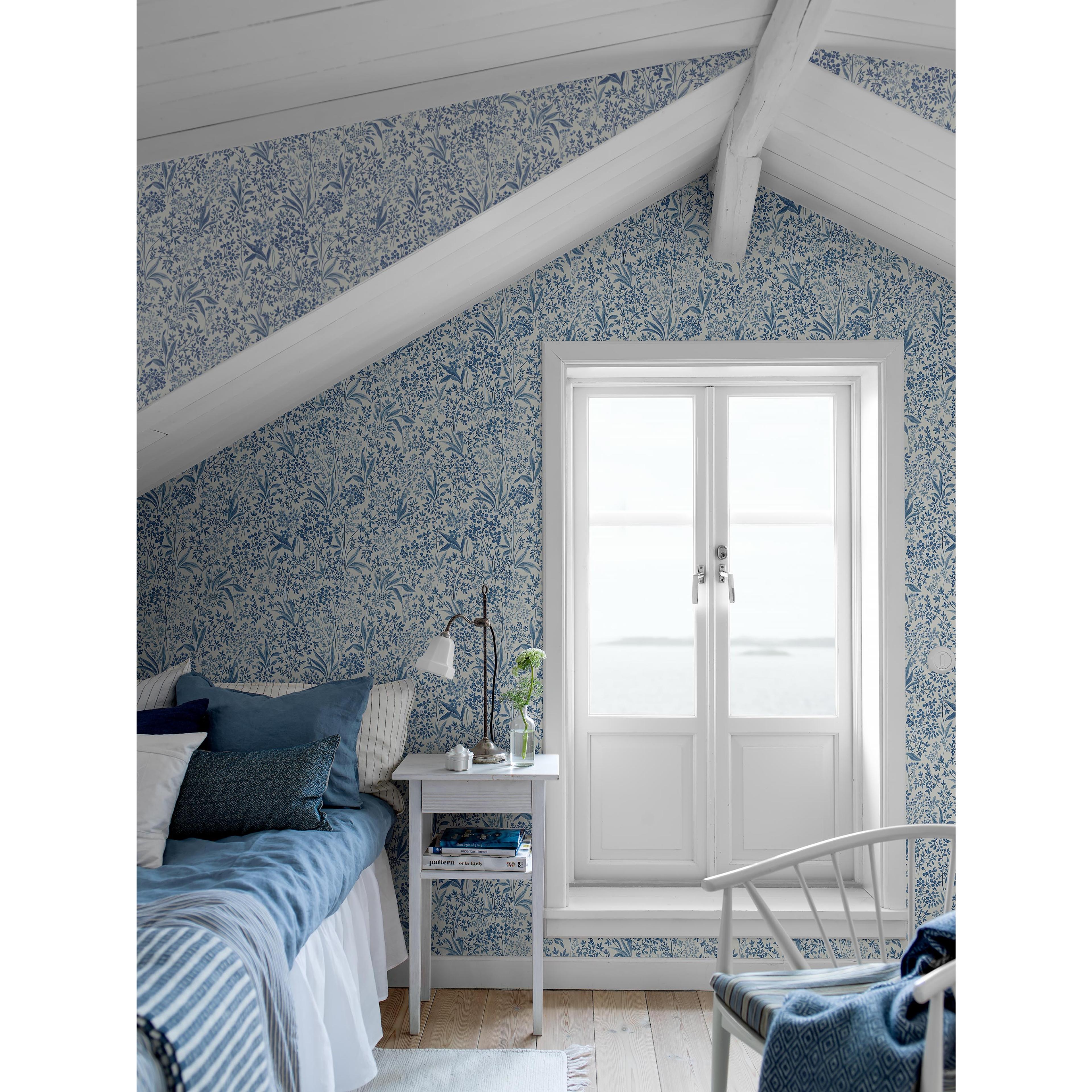 Nocturne, tapet tapet med blommigt, naturochlandskap mönster i vit och blå. Från kollektionen Blue & White. Nonwoven-material med rak passning. Passar i sovrum.