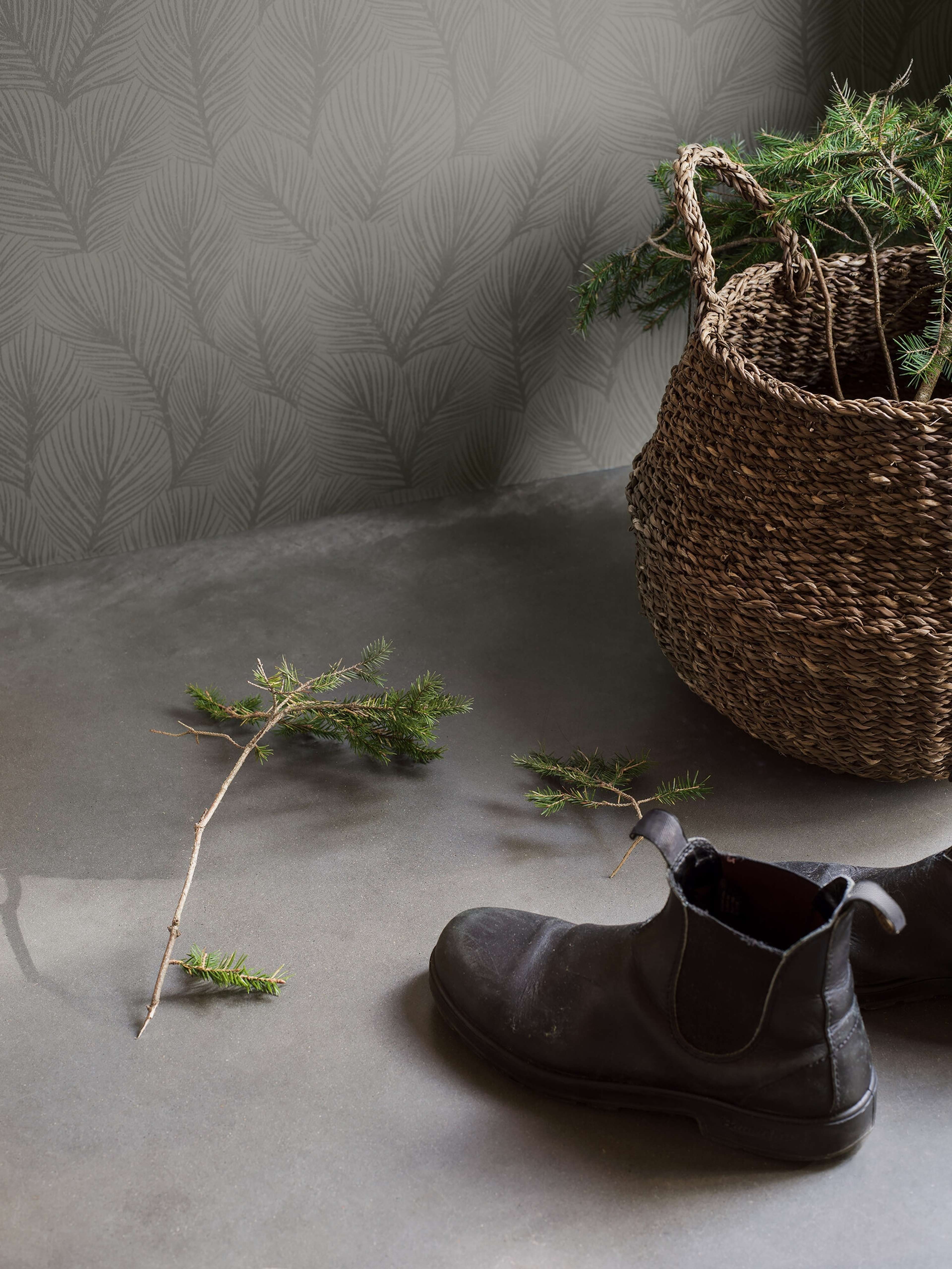 Pine Tree tapet med botaniskt mönster i grön. Från kollektionen Woodland. Nonwoven-material med rak passning.